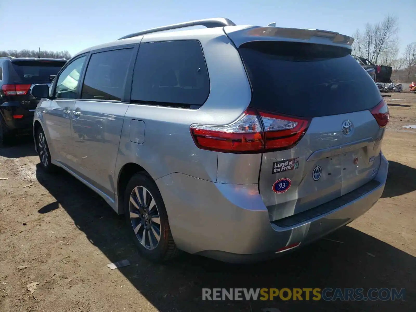 3 Photograph of a damaged car 5TDDZ3DC0KS219702 TOYOTA SIENNA 2019