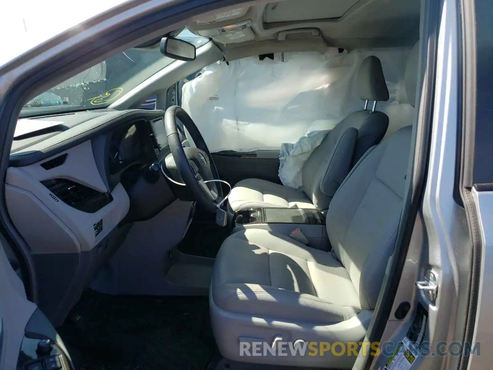 5 Photograph of a damaged car 5TDDZ3DC0KS219702 TOYOTA SIENNA 2019