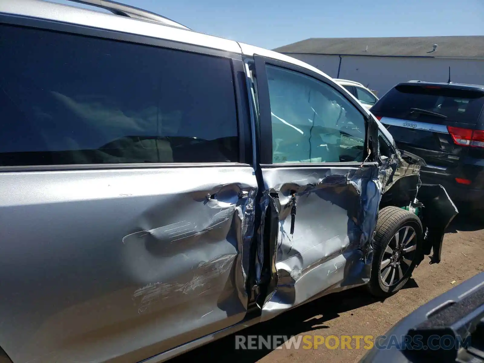 9 Photograph of a damaged car 5TDDZ3DC0KS219702 TOYOTA SIENNA 2019