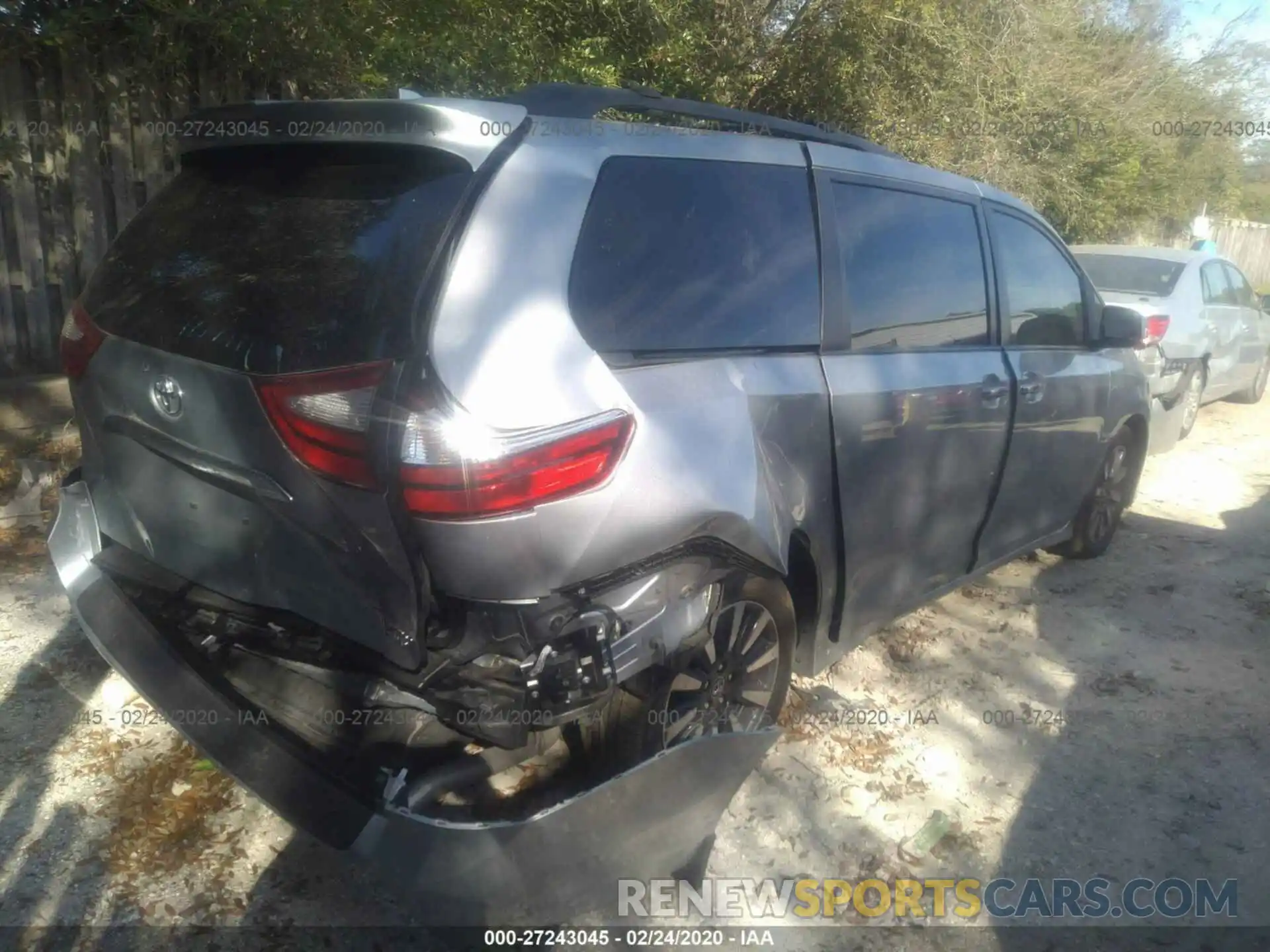 4 Photograph of a damaged car 5TDDZ3DC0KS220087 TOYOTA SIENNA 2019