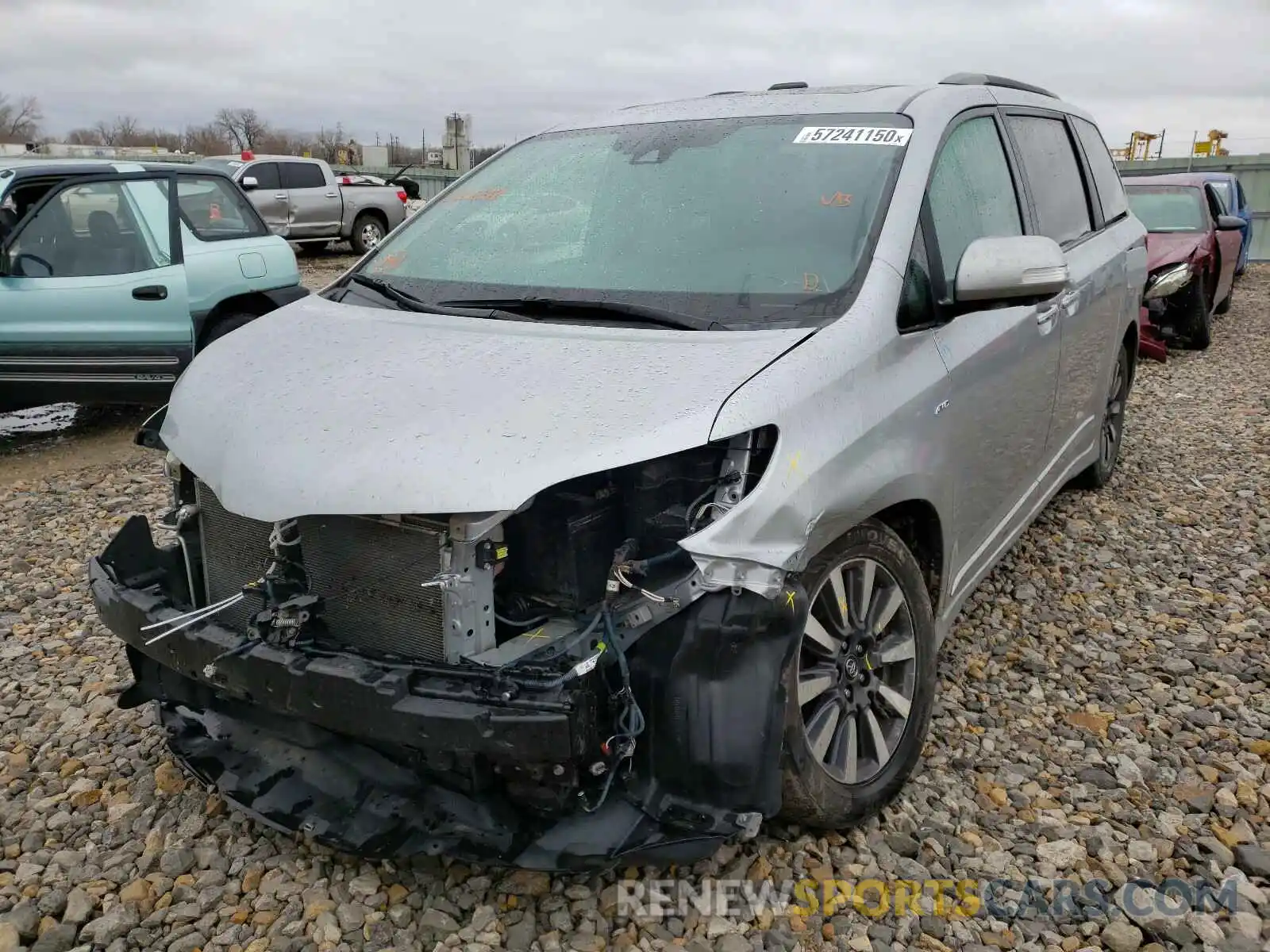 2 Photograph of a damaged car 5TDDZ3DC0KS220249 TOYOTA SIENNA 2019