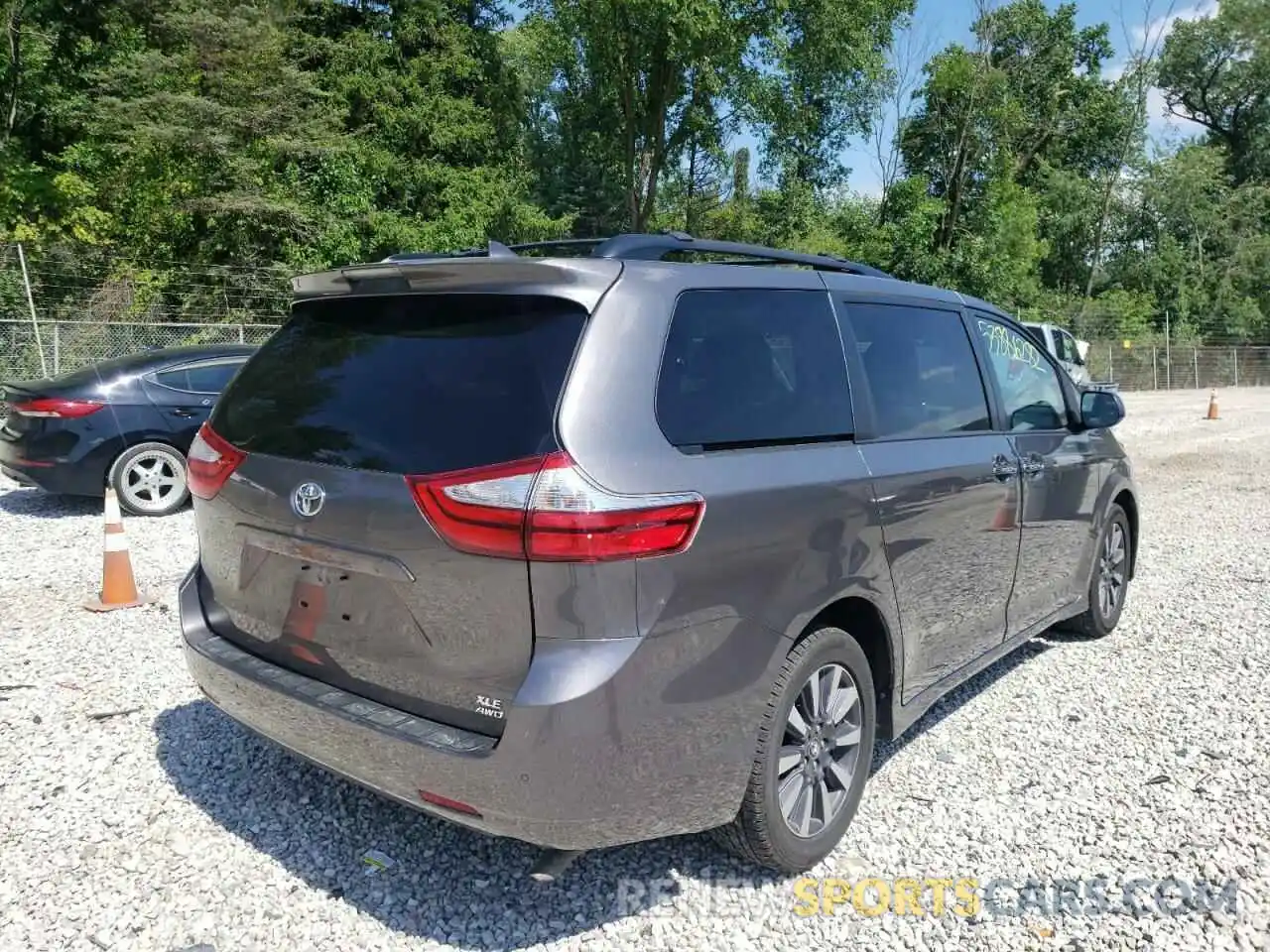 4 Photograph of a damaged car 5TDDZ3DC0KS224009 TOYOTA SIENNA 2019