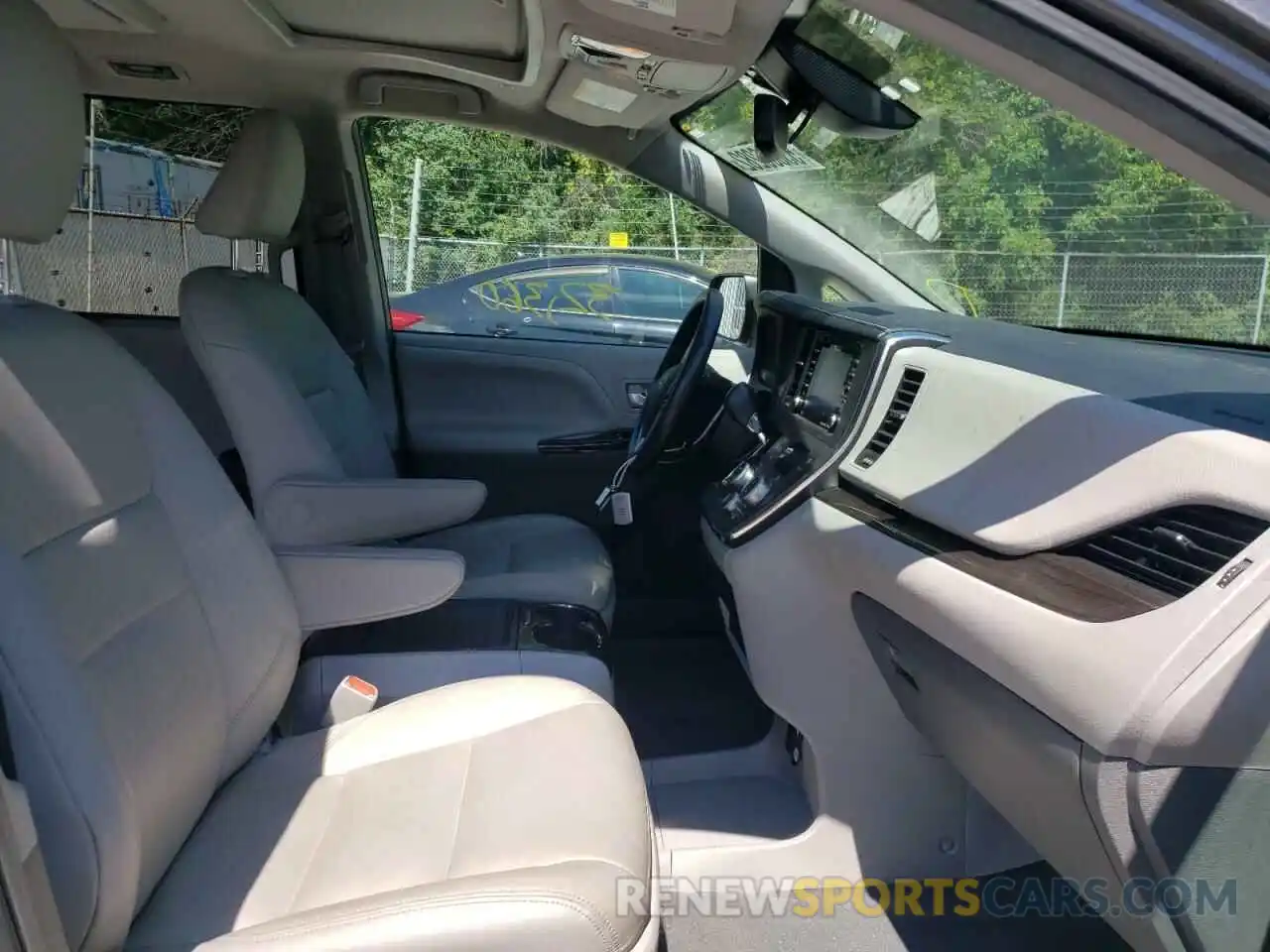 5 Photograph of a damaged car 5TDDZ3DC0KS224009 TOYOTA SIENNA 2019