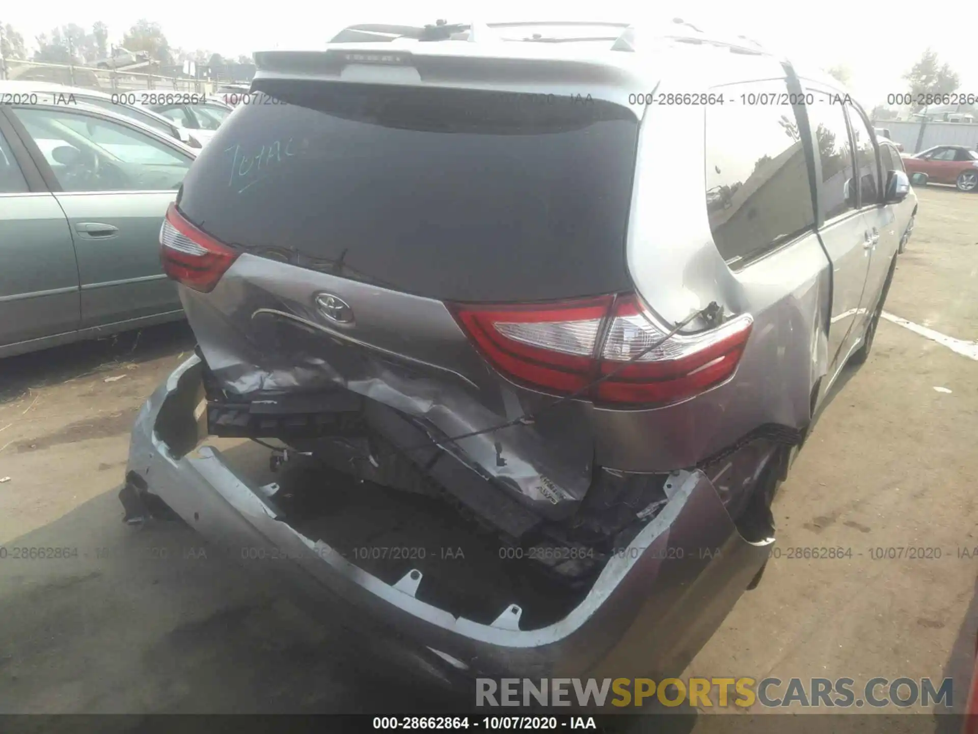 4 Photograph of a damaged car 5TDDZ3DC0KS224060 TOYOTA SIENNA 2019