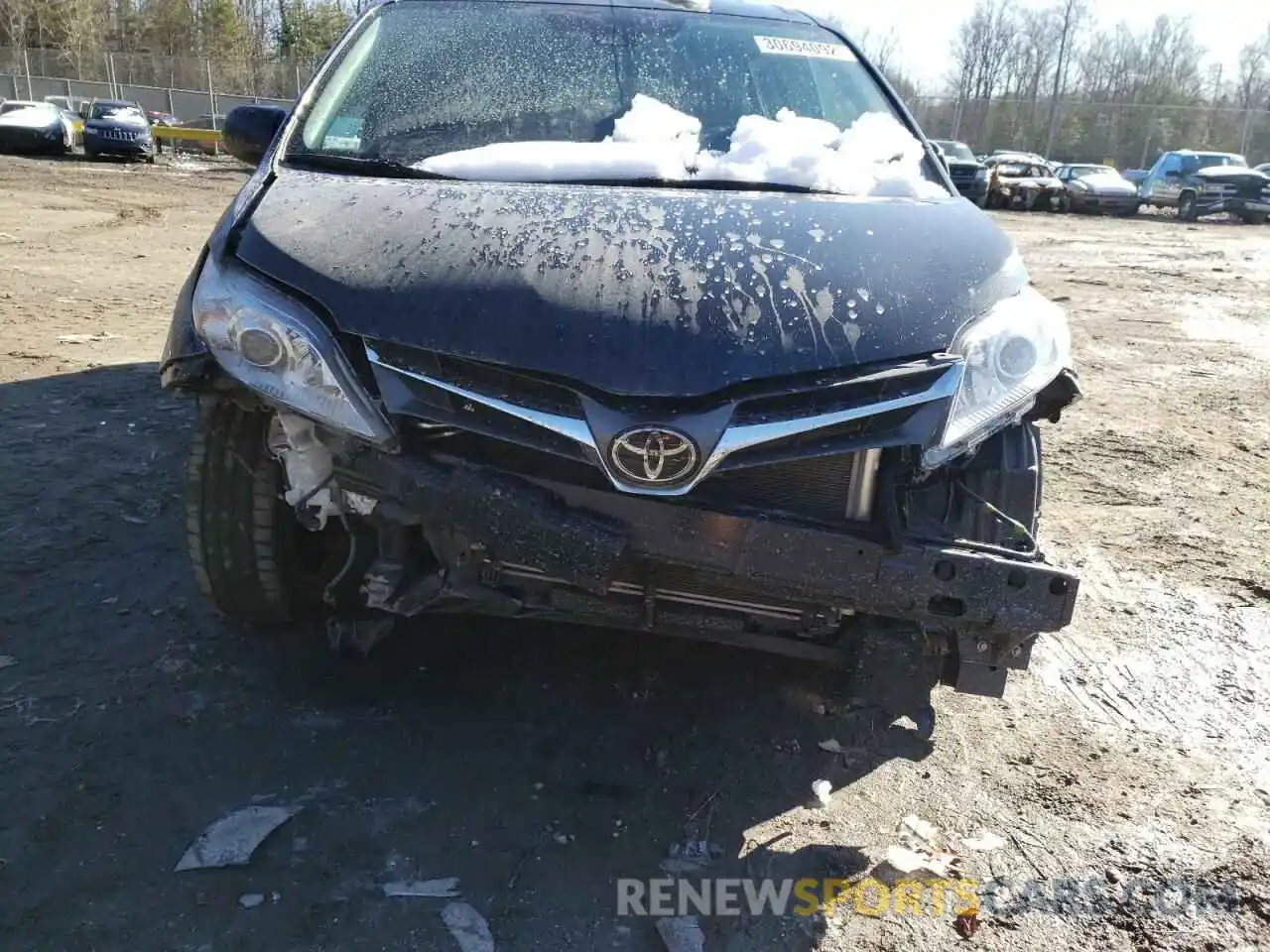 9 Photograph of a damaged car 5TDDZ3DC0KS225287 TOYOTA SIENNA 2019