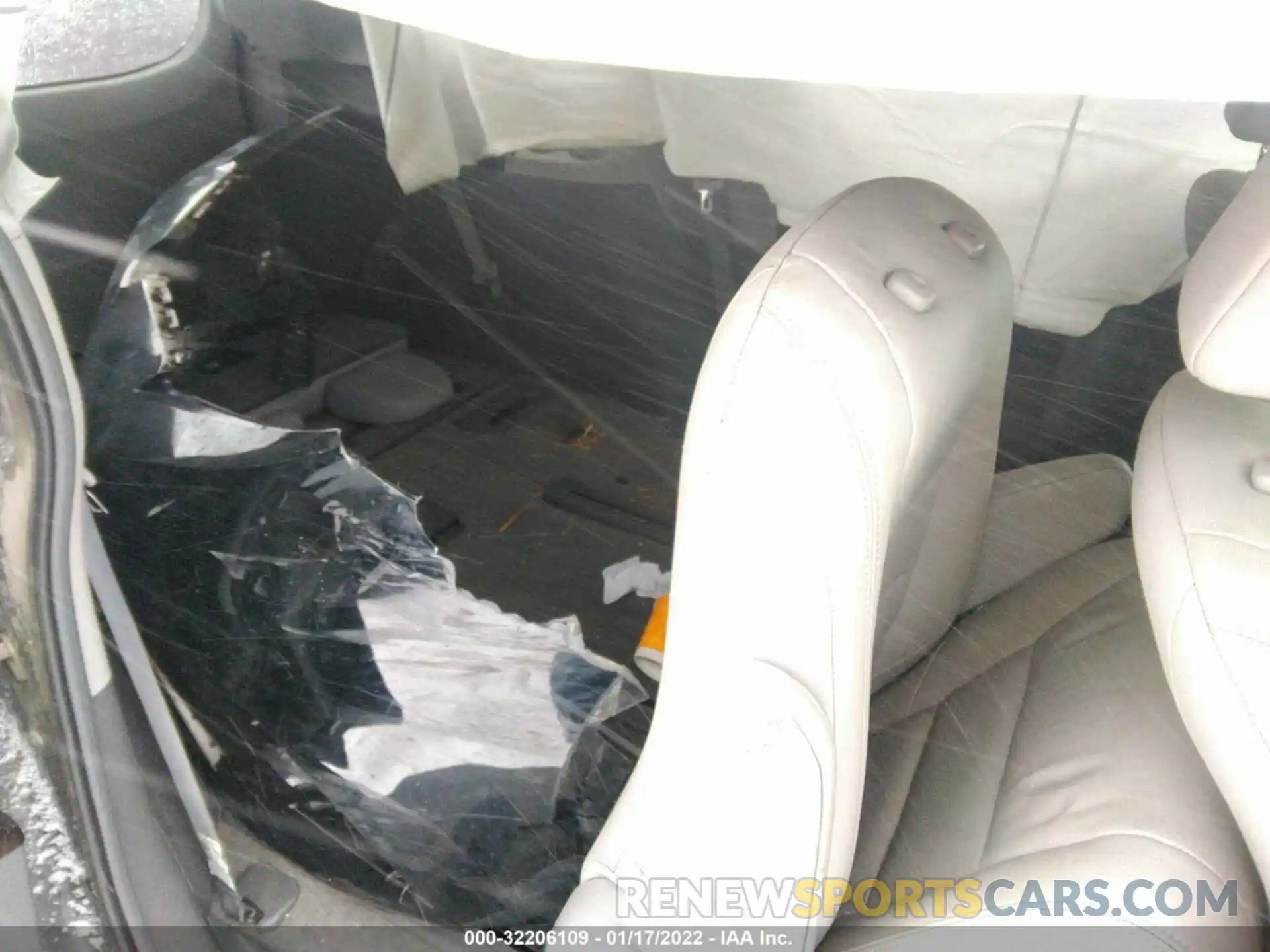 8 Photograph of a damaged car 5TDDZ3DC1KS210278 TOYOTA SIENNA 2019