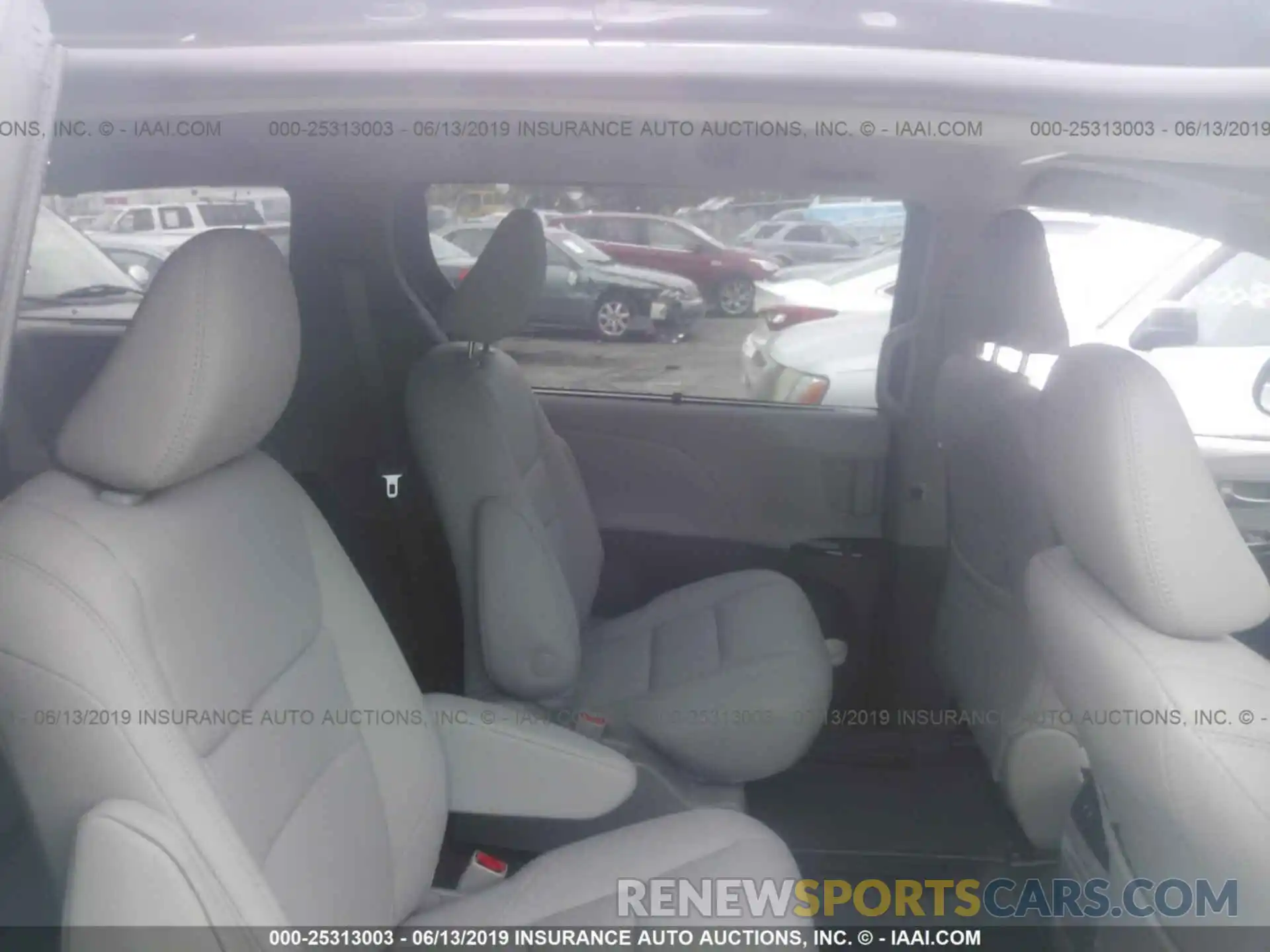 8 Photograph of a damaged car 5TDDZ3DC1KS211320 TOYOTA SIENNA 2019