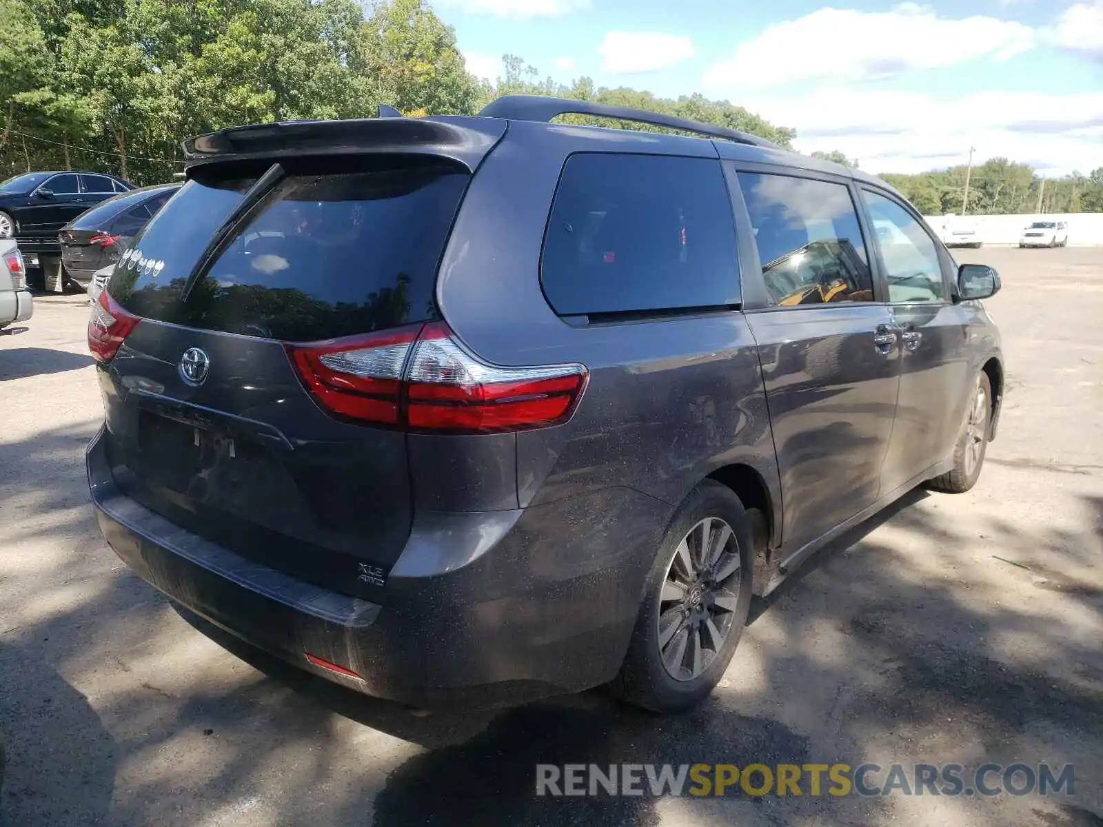 4 Photograph of a damaged car 5TDDZ3DC1KS216954 TOYOTA SIENNA 2019