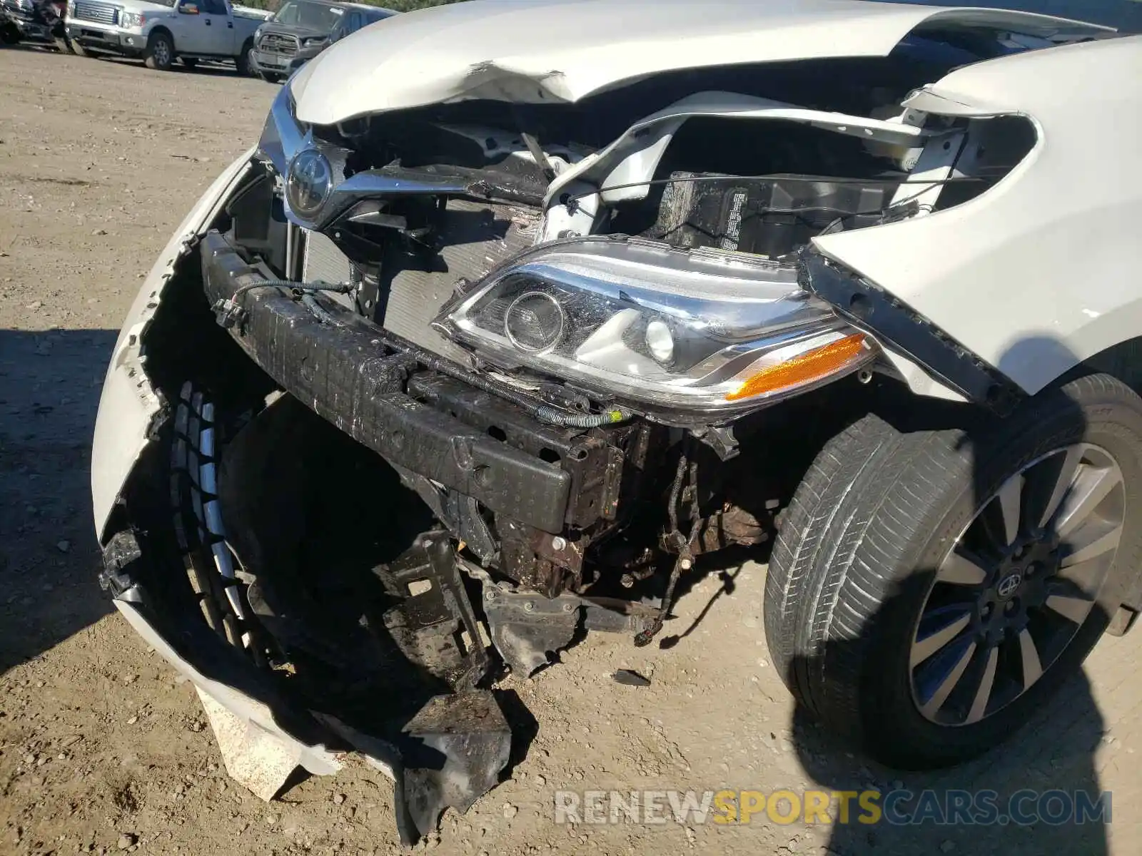 9 Photograph of a damaged car 5TDDZ3DC1KS218252 TOYOTA SIENNA 2019