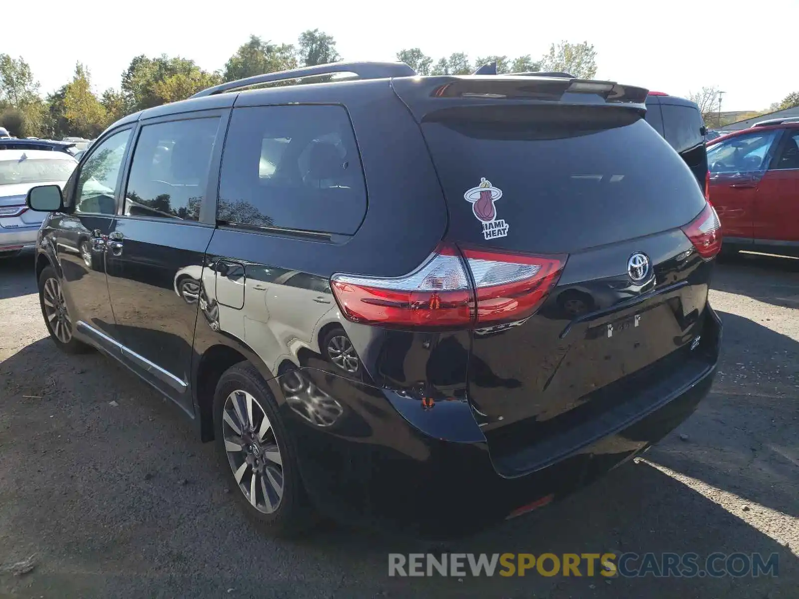 3 Photograph of a damaged car 5TDDZ3DC1KS220163 TOYOTA SIENNA 2019