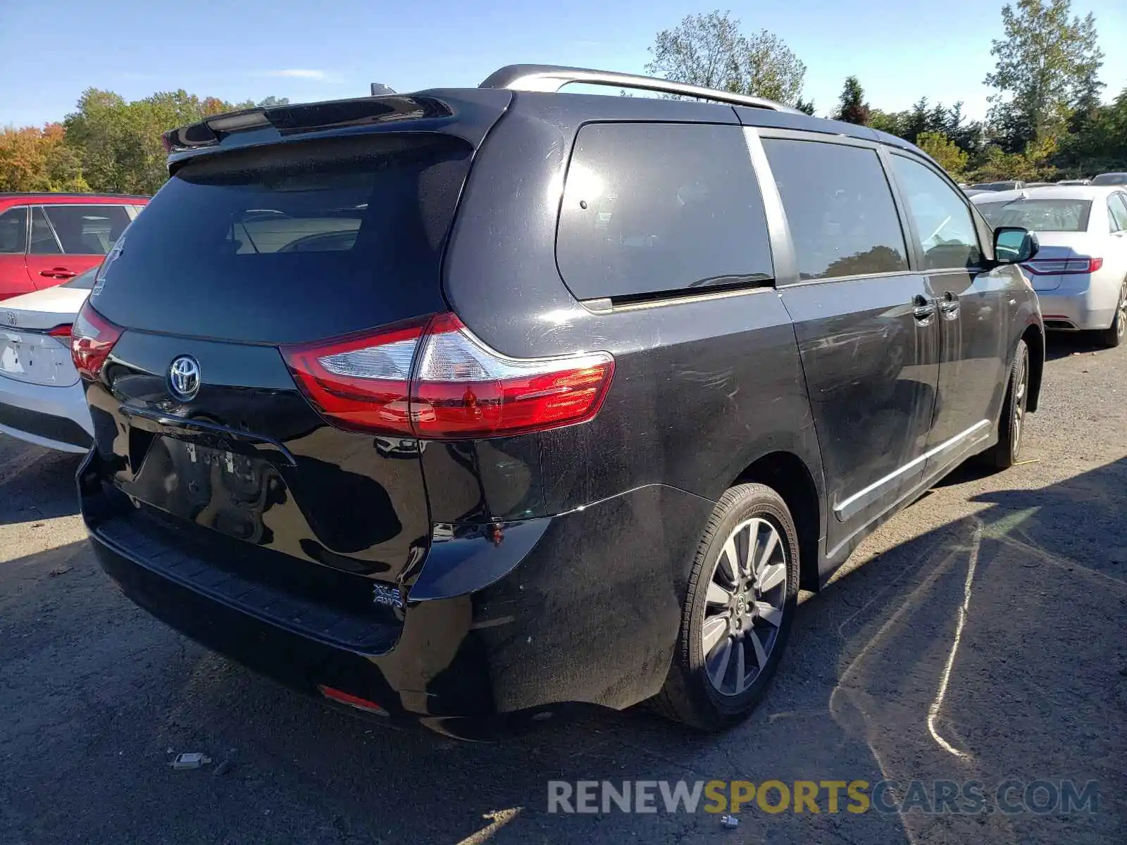 4 Photograph of a damaged car 5TDDZ3DC1KS220163 TOYOTA SIENNA 2019