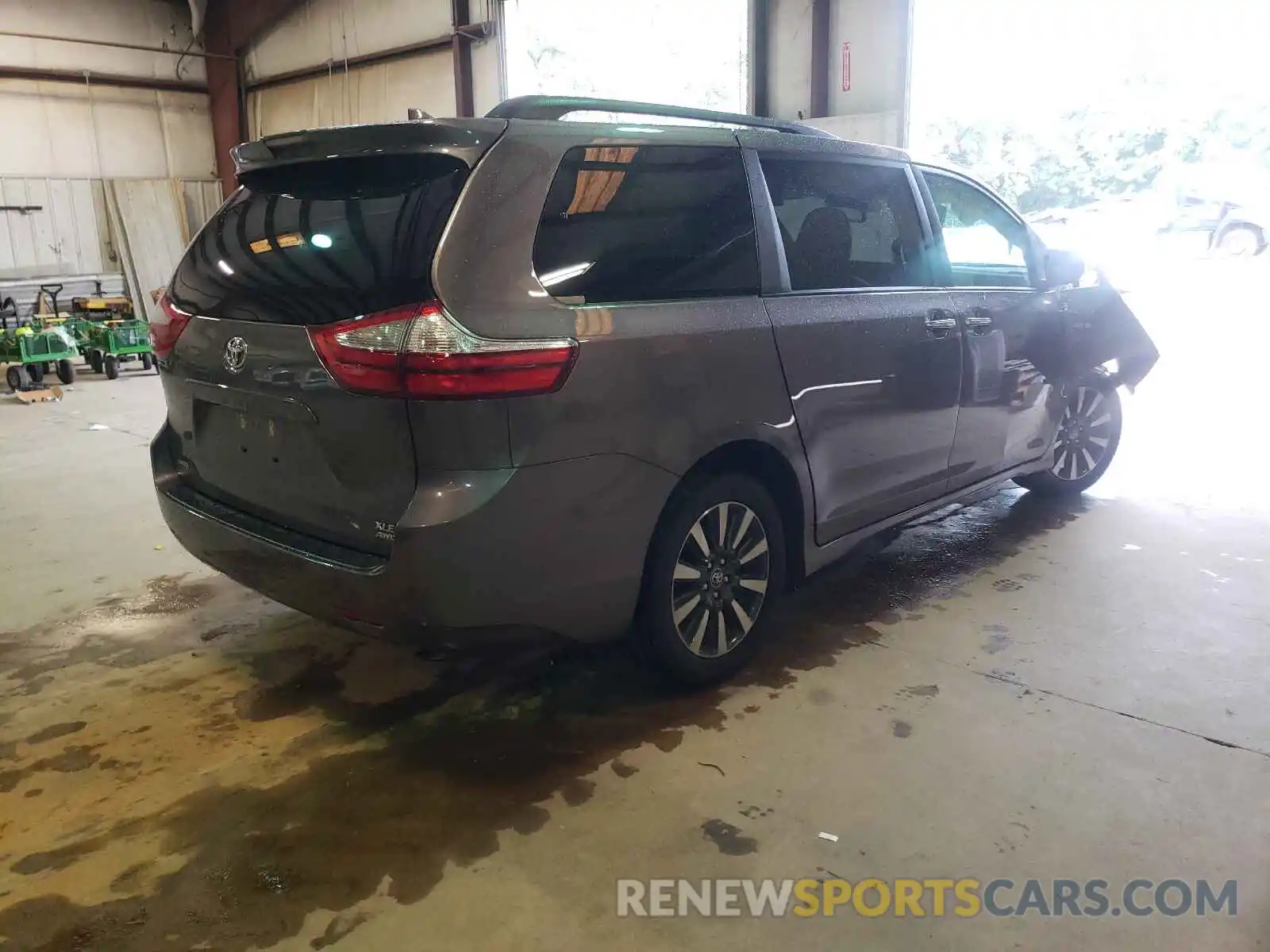 4 Photograph of a damaged car 5TDDZ3DC1KS224004 TOYOTA SIENNA 2019