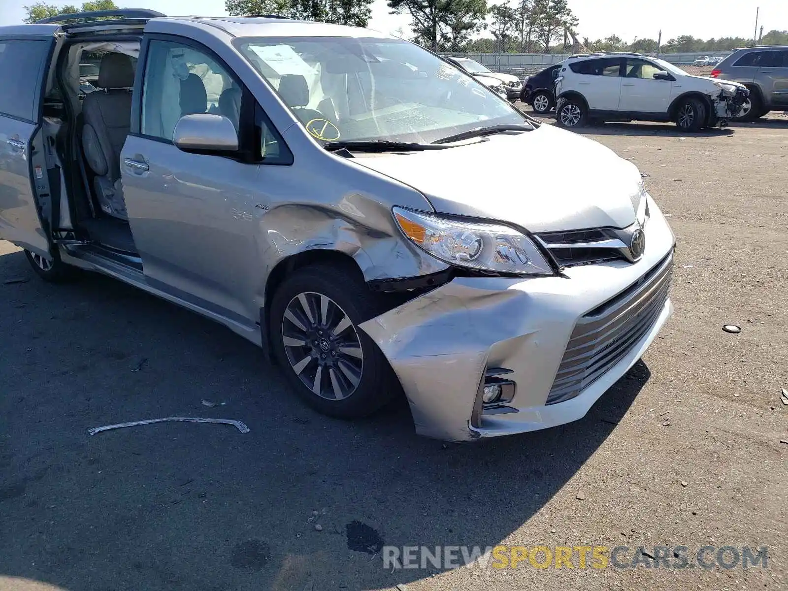 9 Photograph of a damaged car 5TDDZ3DC1KS225511 TOYOTA SIENNA 2019