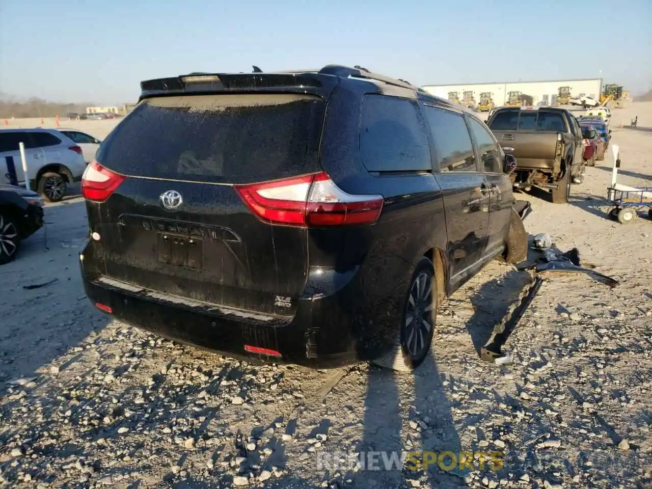 4 Photograph of a damaged car 5TDDZ3DC1KS226786 TOYOTA SIENNA 2019