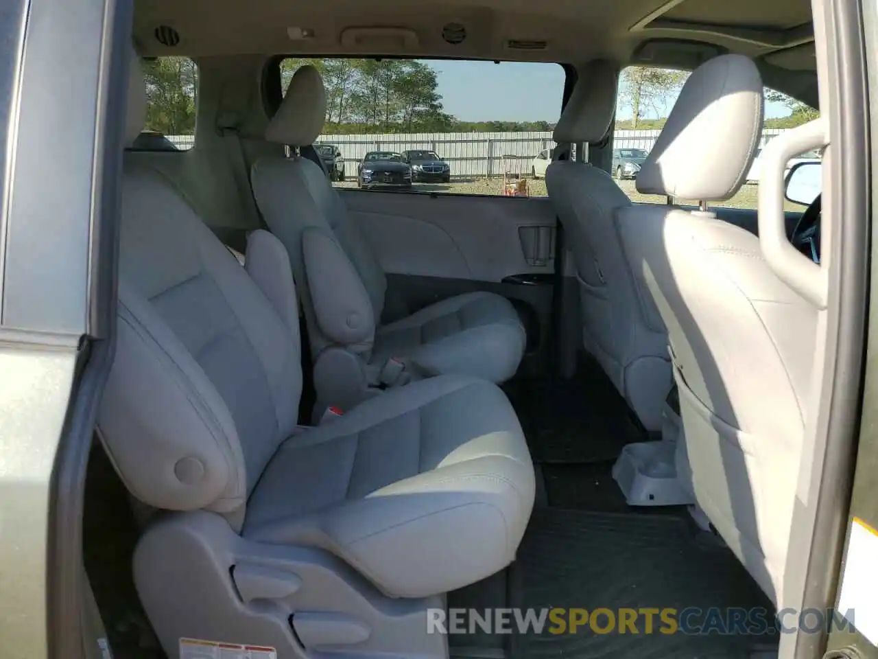 6 Photograph of a damaged car 5TDDZ3DC2KS217370 TOYOTA SIENNA 2019