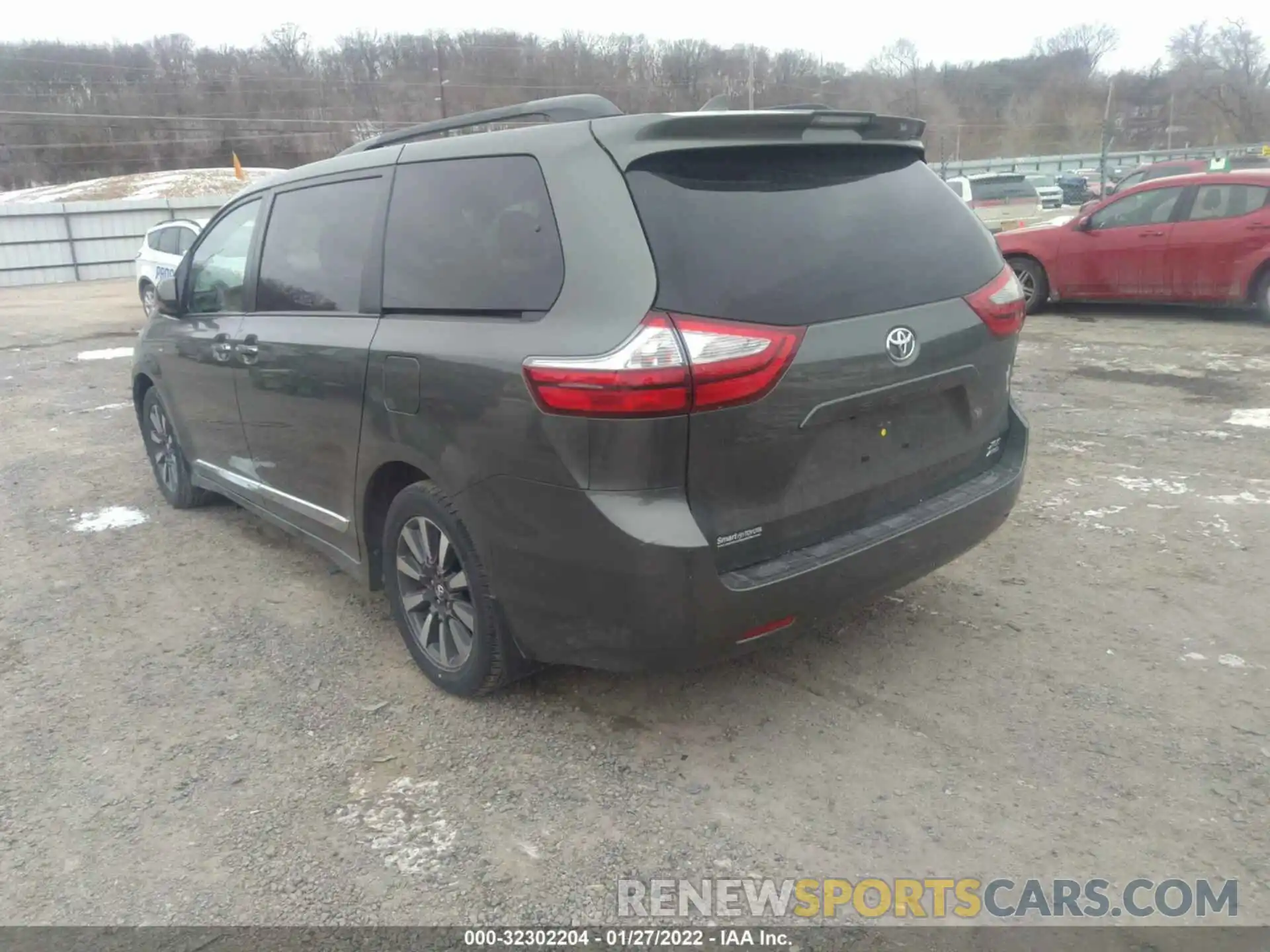 3 Photograph of a damaged car 5TDDZ3DC2KS220902 TOYOTA SIENNA 2019