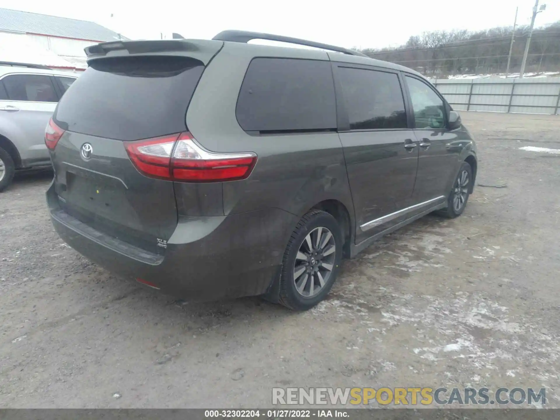 4 Photograph of a damaged car 5TDDZ3DC2KS220902 TOYOTA SIENNA 2019