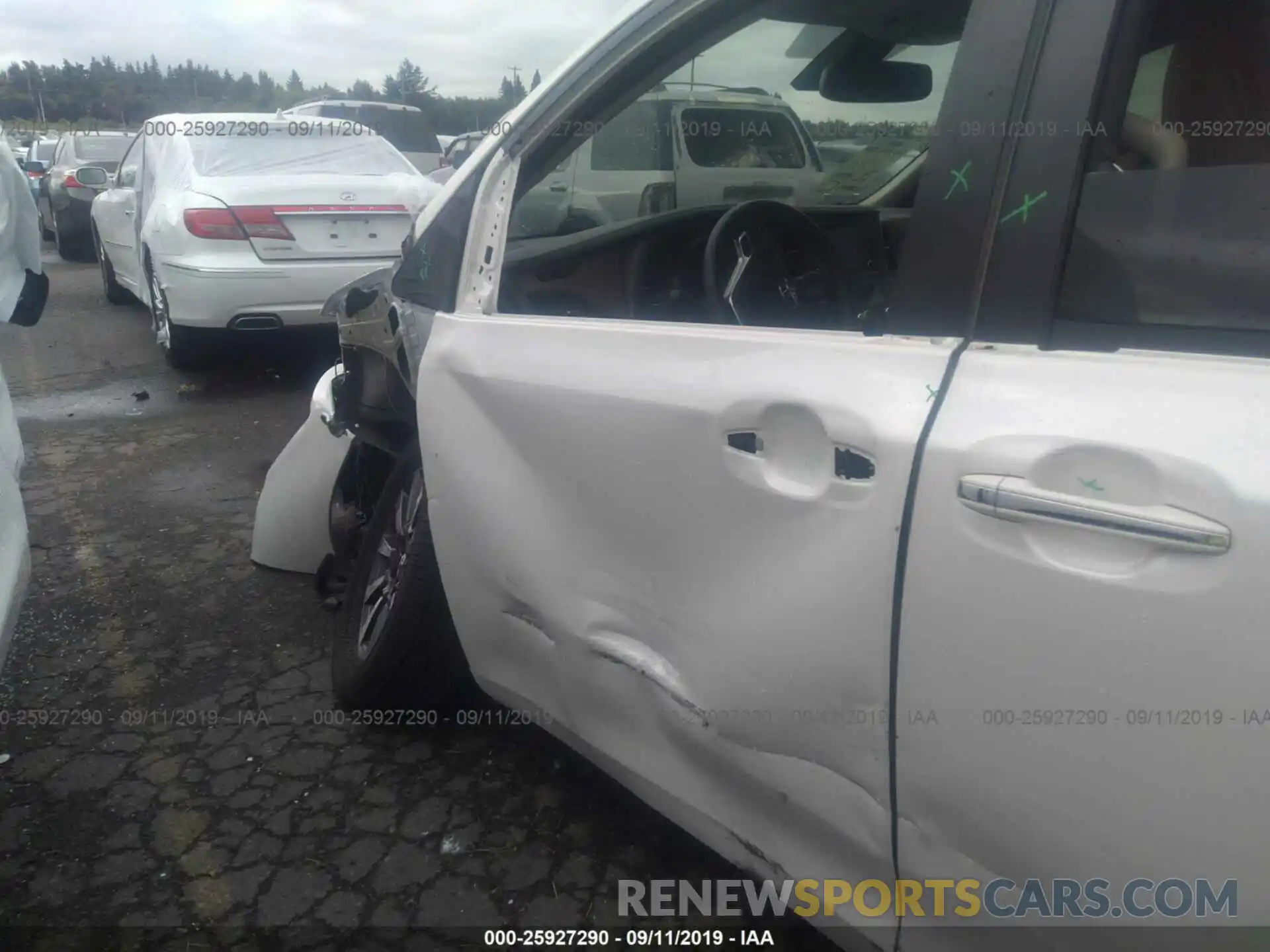 6 Photograph of a damaged car 5TDDZ3DC2KS220947 TOYOTA SIENNA 2019