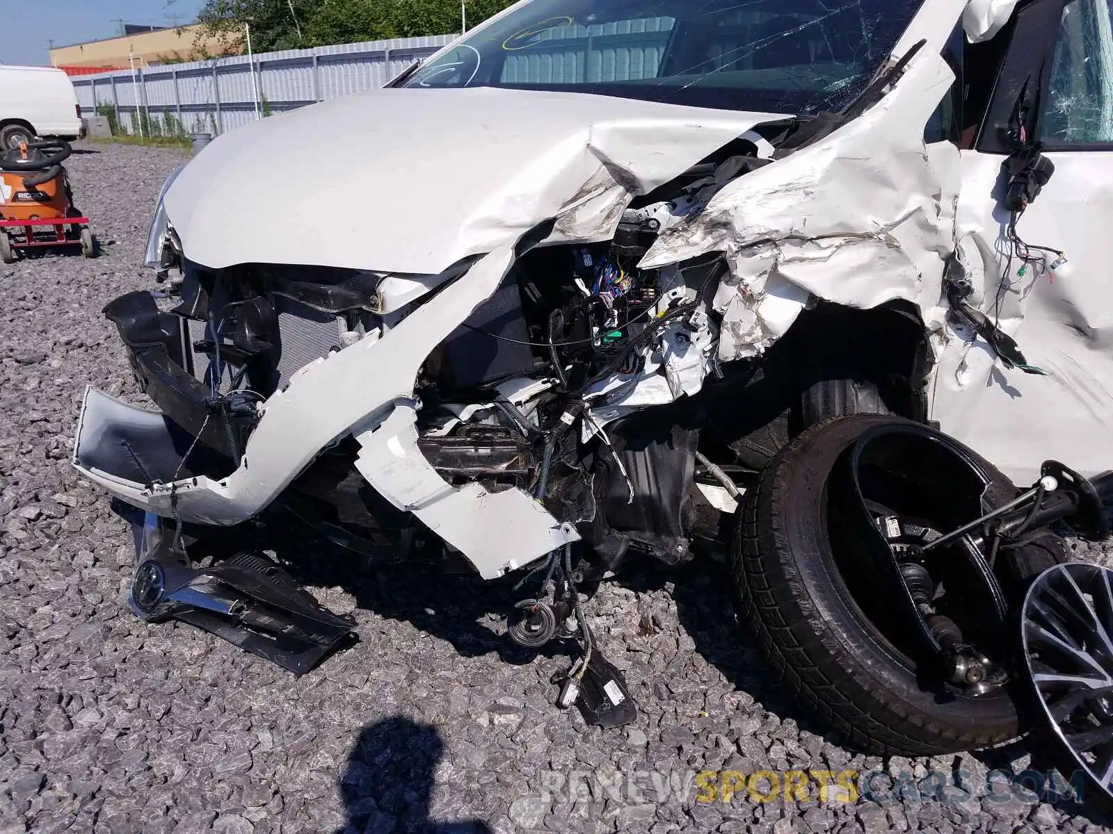 9 Photograph of a damaged car 5TDDZ3DC2KS222469 TOYOTA SIENNA 2019