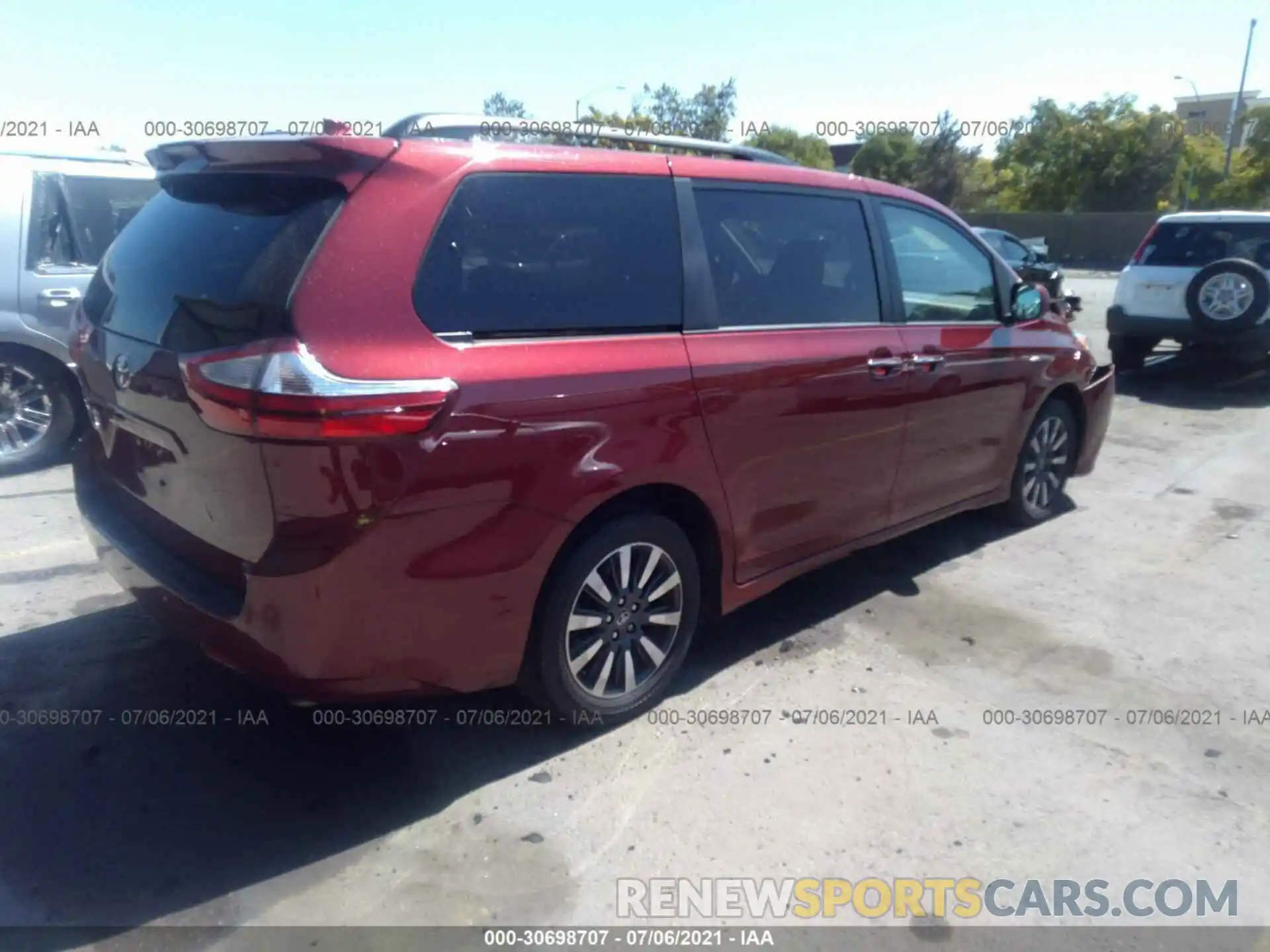 4 Photograph of a damaged car 5TDDZ3DC2KS223735 TOYOTA SIENNA 2019