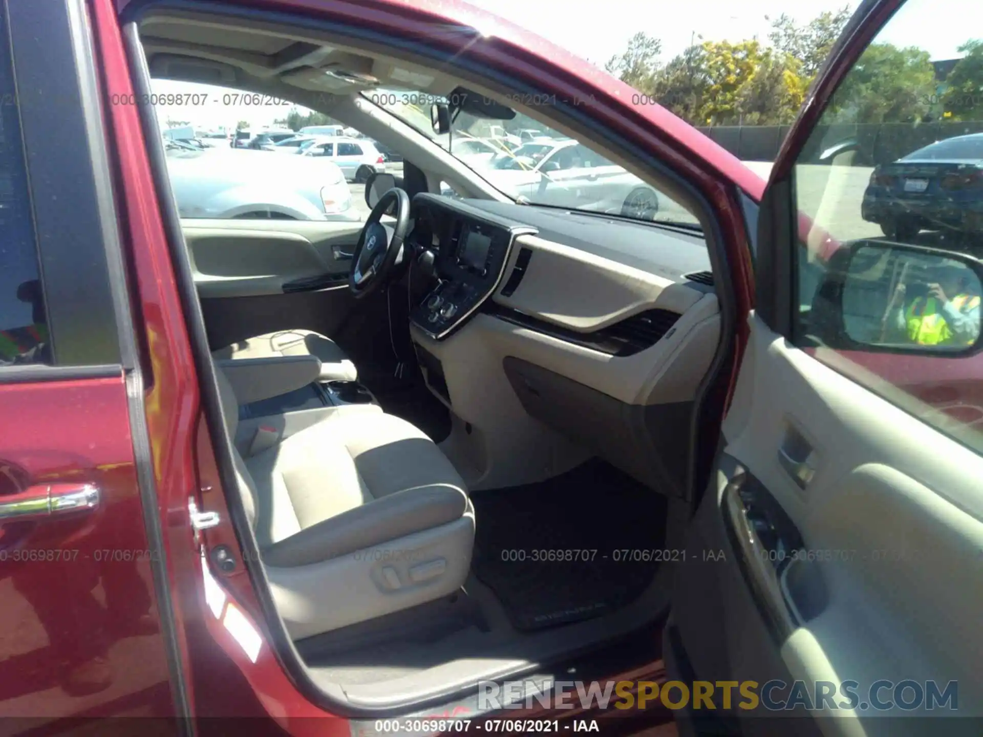 5 Photograph of a damaged car 5TDDZ3DC2KS223735 TOYOTA SIENNA 2019