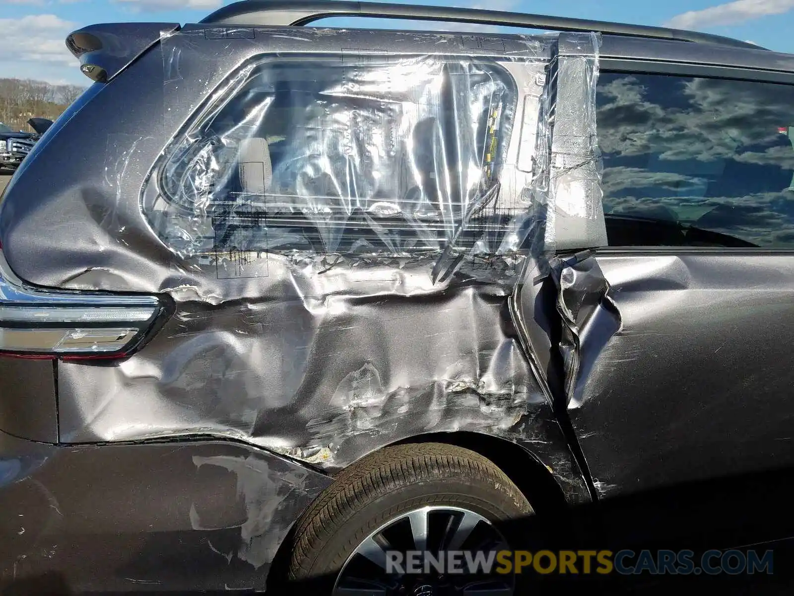 9 Photograph of a damaged car 5TDDZ3DC2KS226442 TOYOTA SIENNA 2019