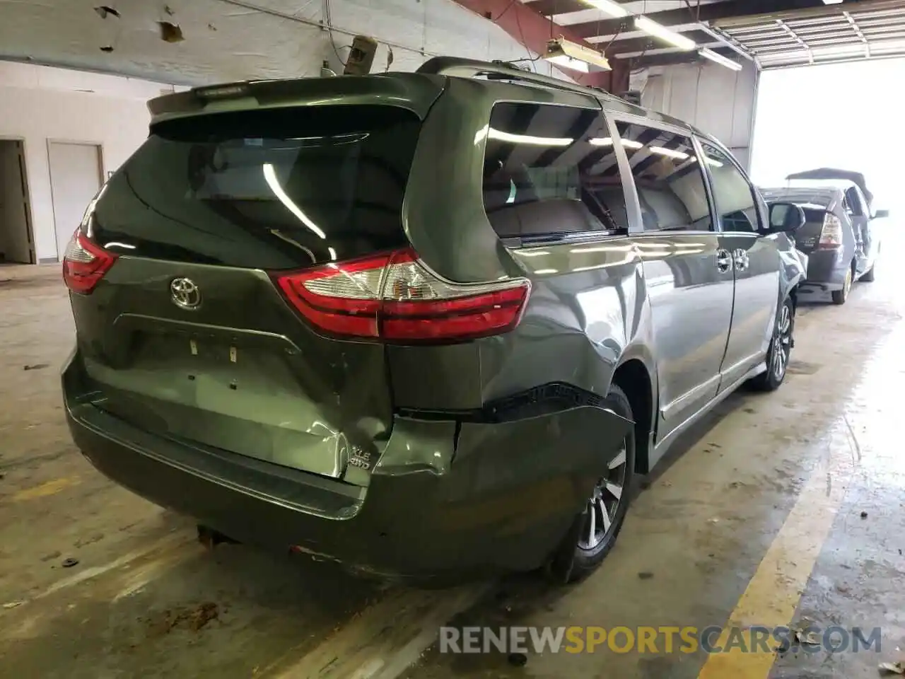 4 Photograph of a damaged car 5TDDZ3DC2KS226747 TOYOTA SIENNA 2019