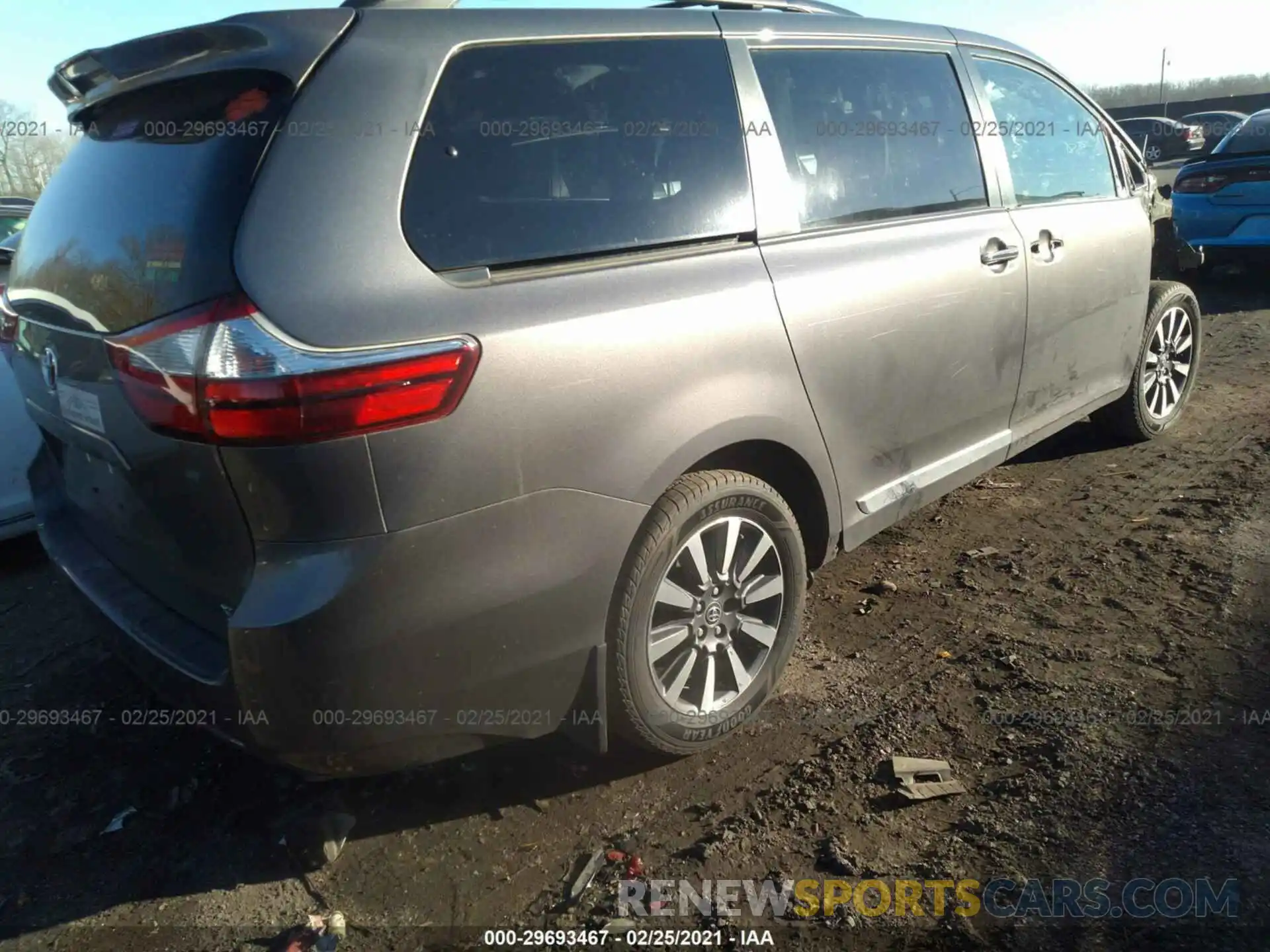 4 Photograph of a damaged car 5TDDZ3DC3KS210489 TOYOTA SIENNA 2019