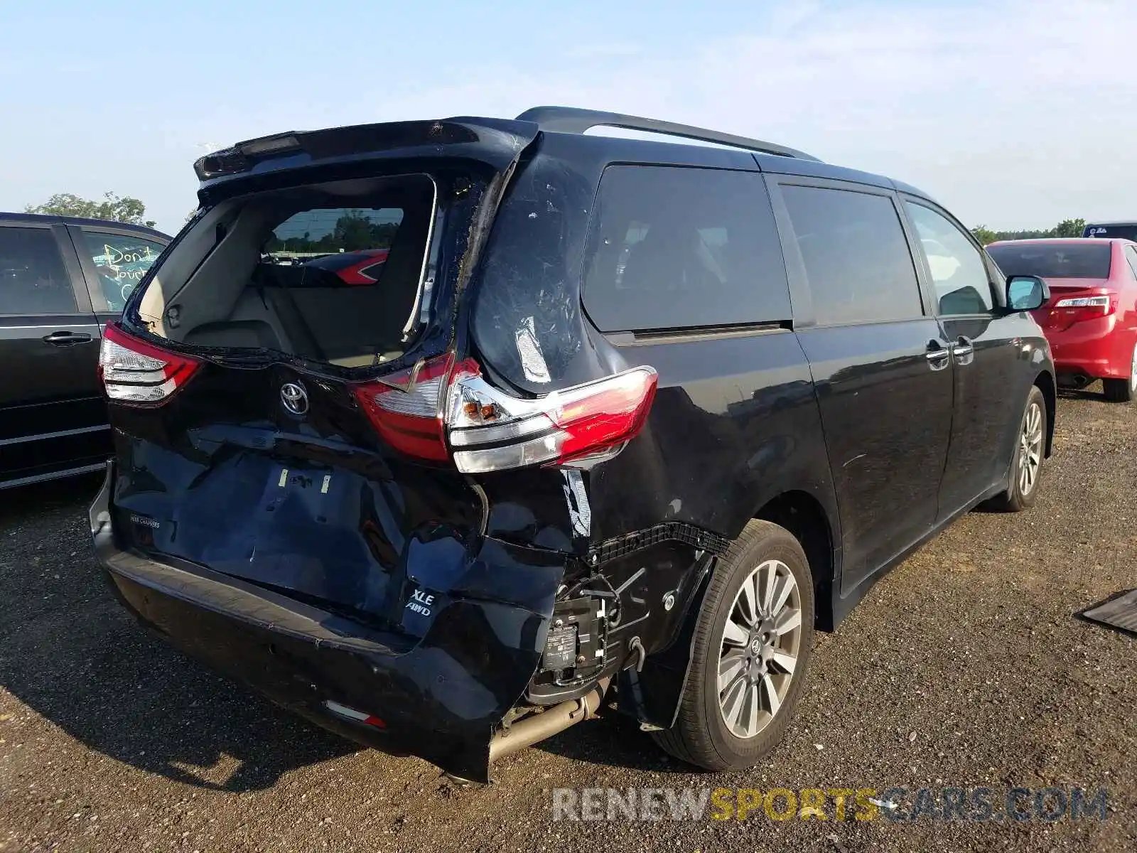 4 Photograph of a damaged car 5TDDZ3DC3KS219712 TOYOTA SIENNA 2019