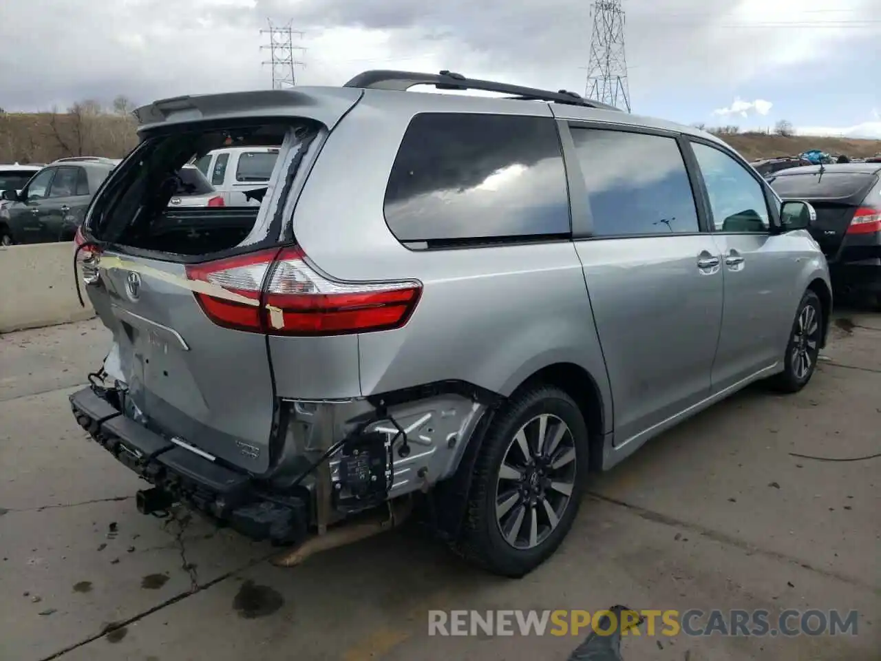 4 Photograph of a damaged car 5TDDZ3DC4KS211053 TOYOTA SIENNA 2019