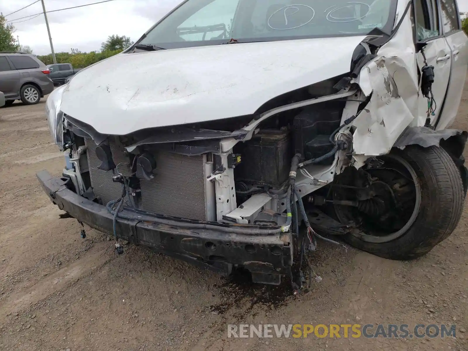 9 Photograph of a damaged car 5TDDZ3DC4KS211151 TOYOTA SIENNA 2019