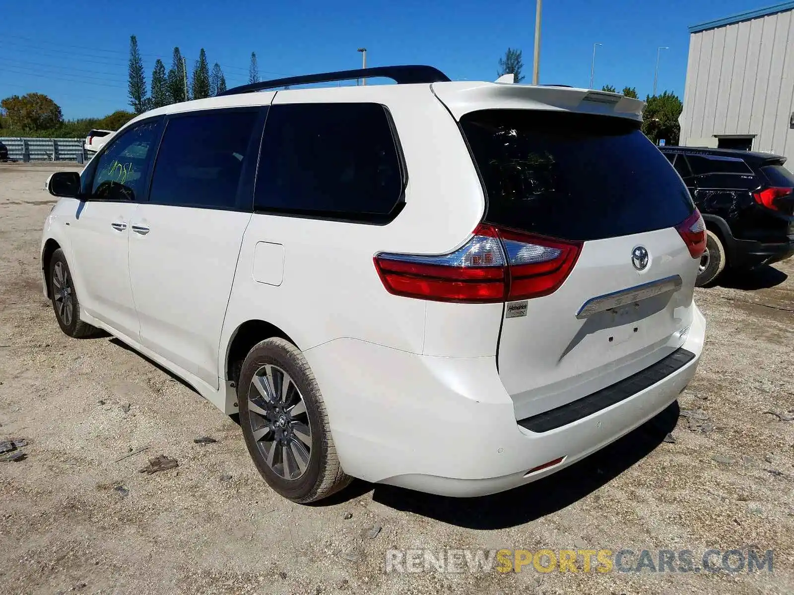 3 Photograph of a damaged car 5TDDZ3DC4KS212218 TOYOTA SIENNA 2019