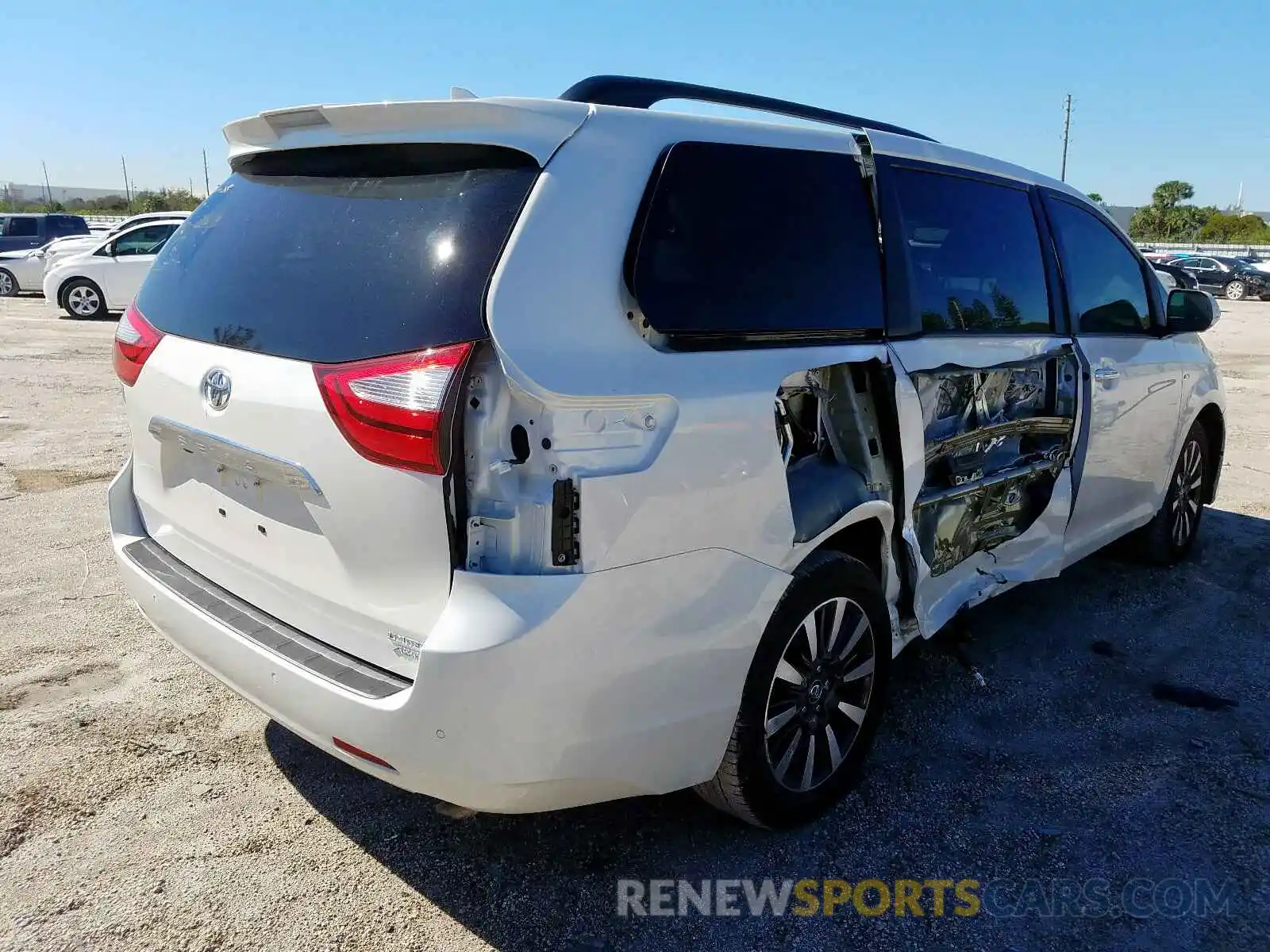 4 Photograph of a damaged car 5TDDZ3DC4KS212218 TOYOTA SIENNA 2019