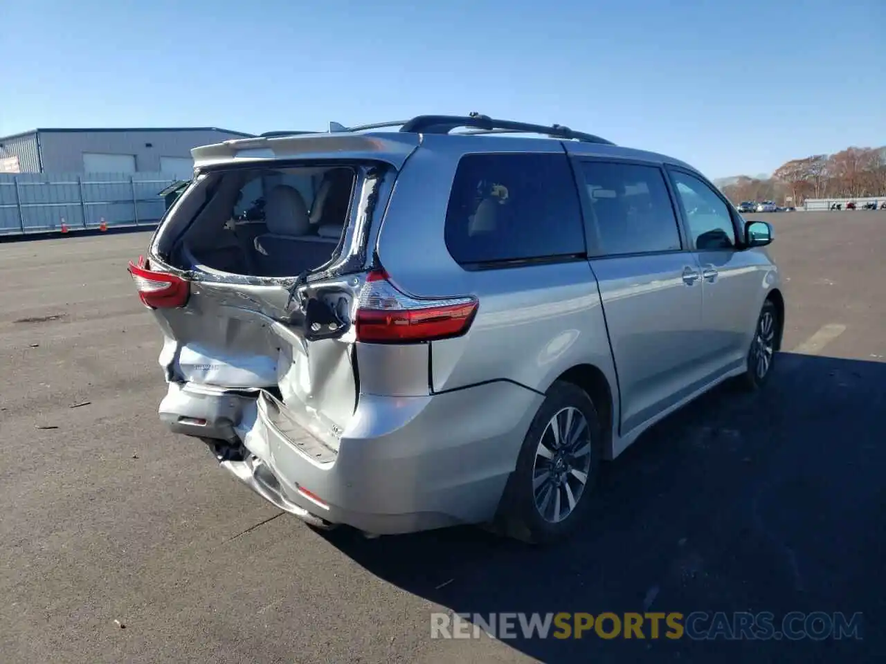 4 Photograph of a damaged car 5TDDZ3DC4KS216351 TOYOTA SIENNA 2019