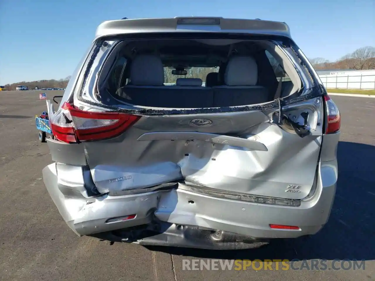 9 Photograph of a damaged car 5TDDZ3DC4KS216351 TOYOTA SIENNA 2019