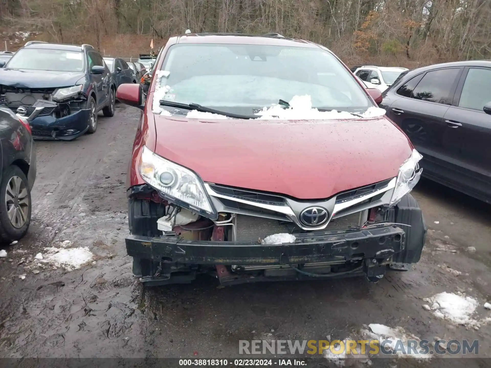 13 Photograph of a damaged car 5TDDZ3DC4KS220562 TOYOTA SIENNA 2019