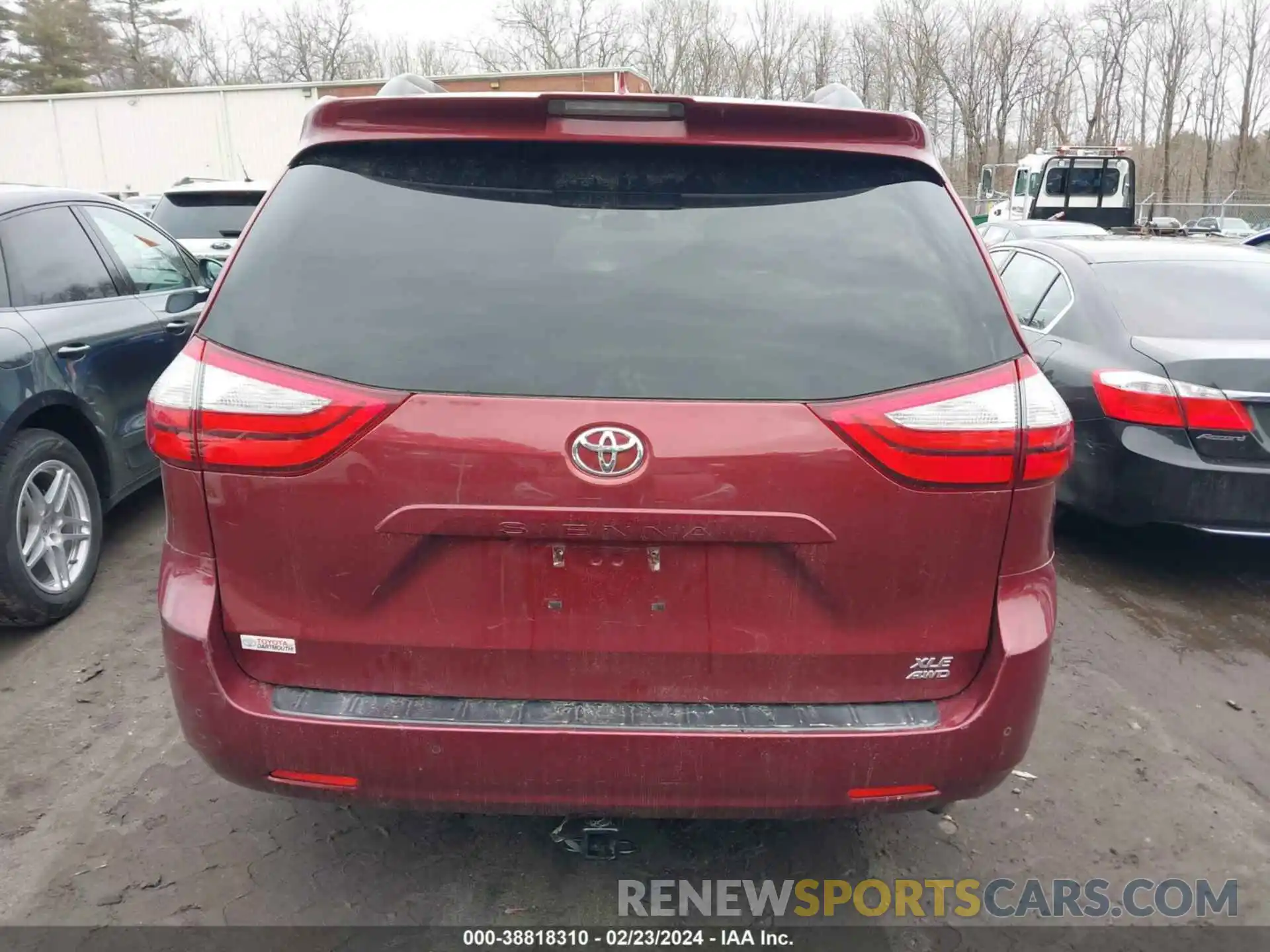 17 Photograph of a damaged car 5TDDZ3DC4KS220562 TOYOTA SIENNA 2019