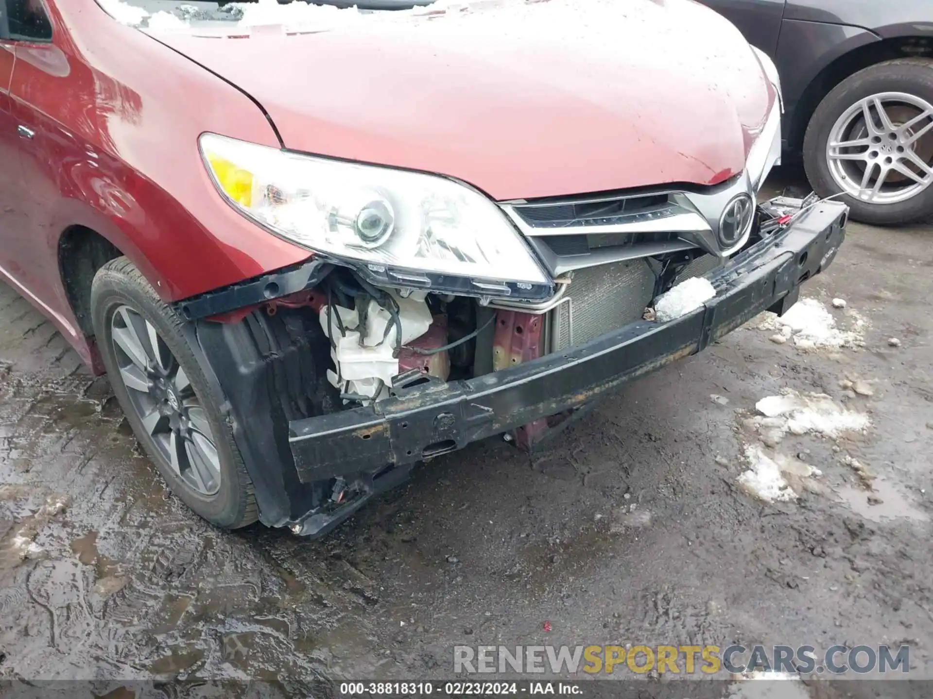 18 Photograph of a damaged car 5TDDZ3DC4KS220562 TOYOTA SIENNA 2019