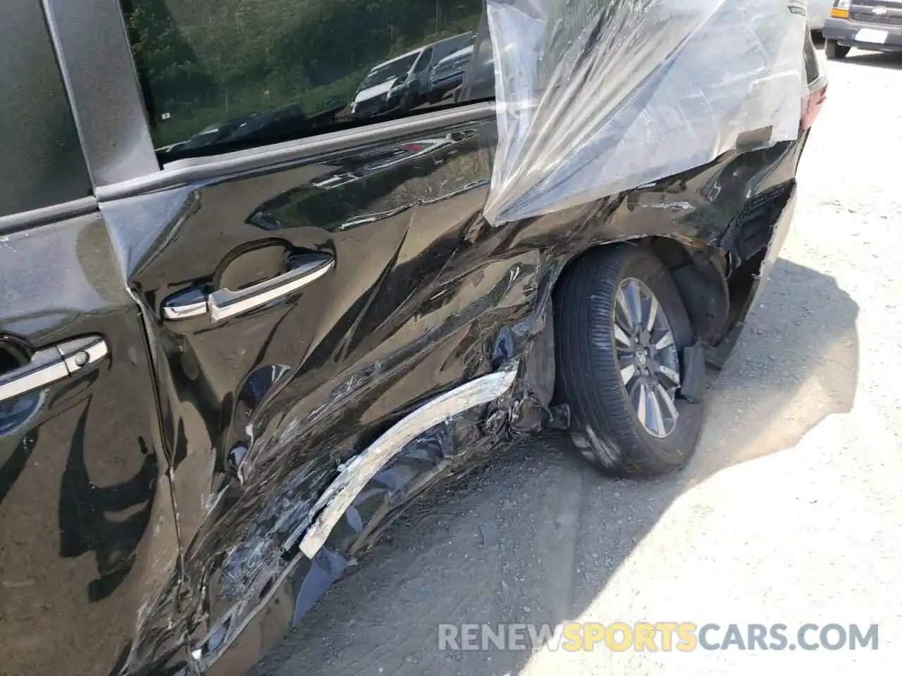 9 Photograph of a damaged car 5TDDZ3DC4KS221095 TOYOTA SIENNA 2019