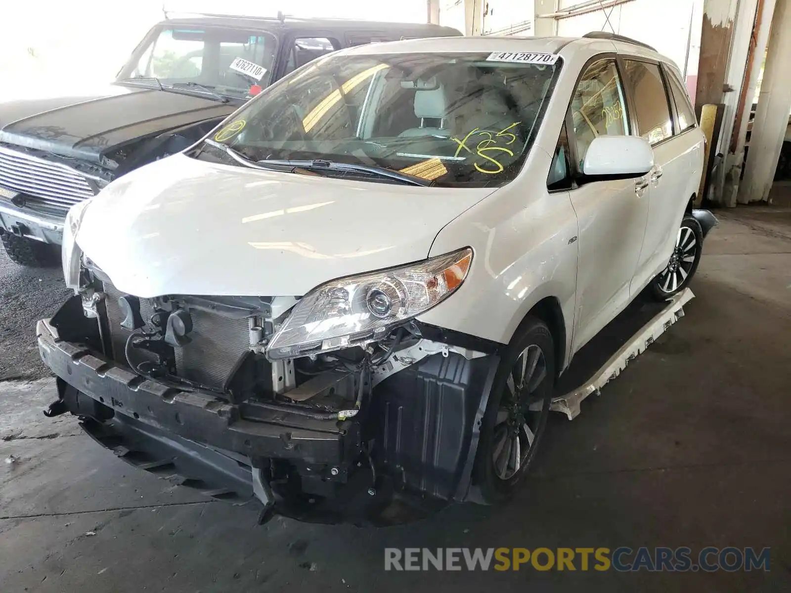 2 Photograph of a damaged car 5TDDZ3DC4KS221467 TOYOTA SIENNA 2019