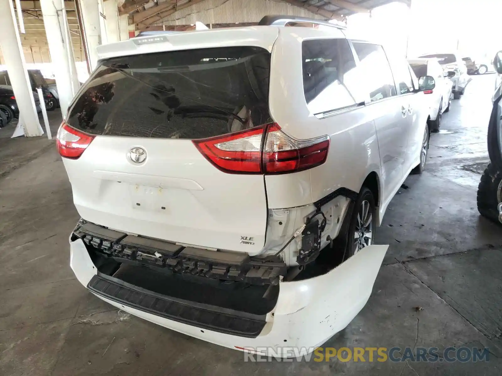 4 Photograph of a damaged car 5TDDZ3DC4KS221467 TOYOTA SIENNA 2019