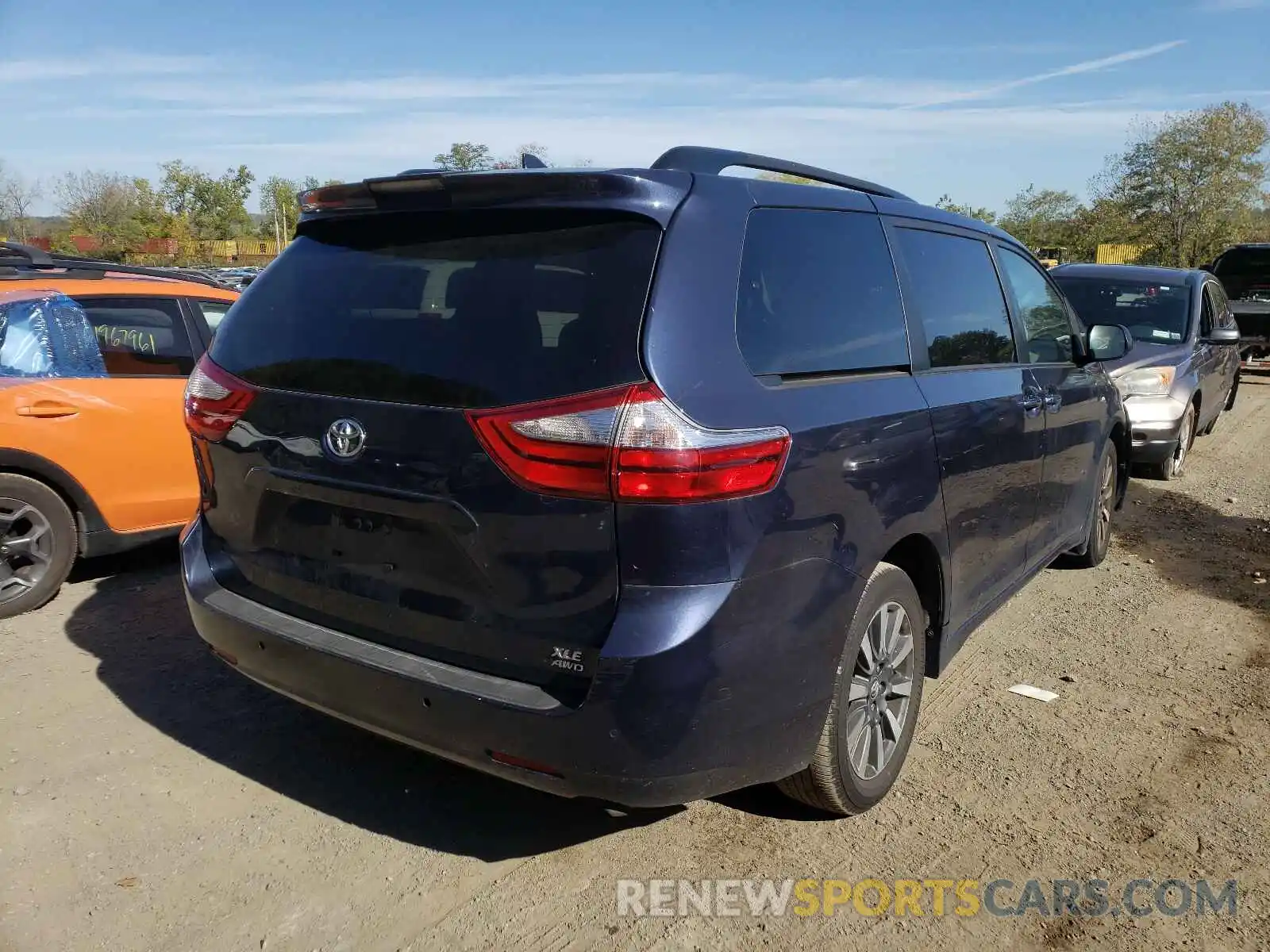 4 Photograph of a damaged car 5TDDZ3DC4KS226460 TOYOTA SIENNA 2019