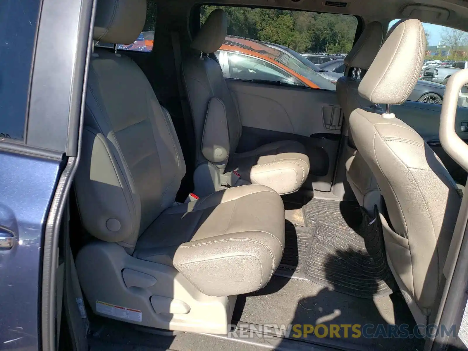 6 Photograph of a damaged car 5TDDZ3DC4KS226460 TOYOTA SIENNA 2019