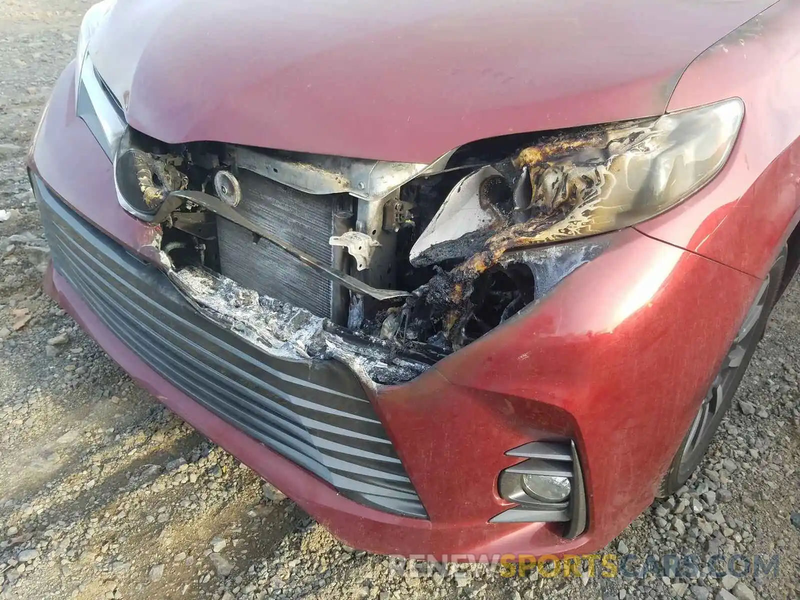 9 Photograph of a damaged car 5TDDZ3DC5KS212910 TOYOTA SIENNA 2019