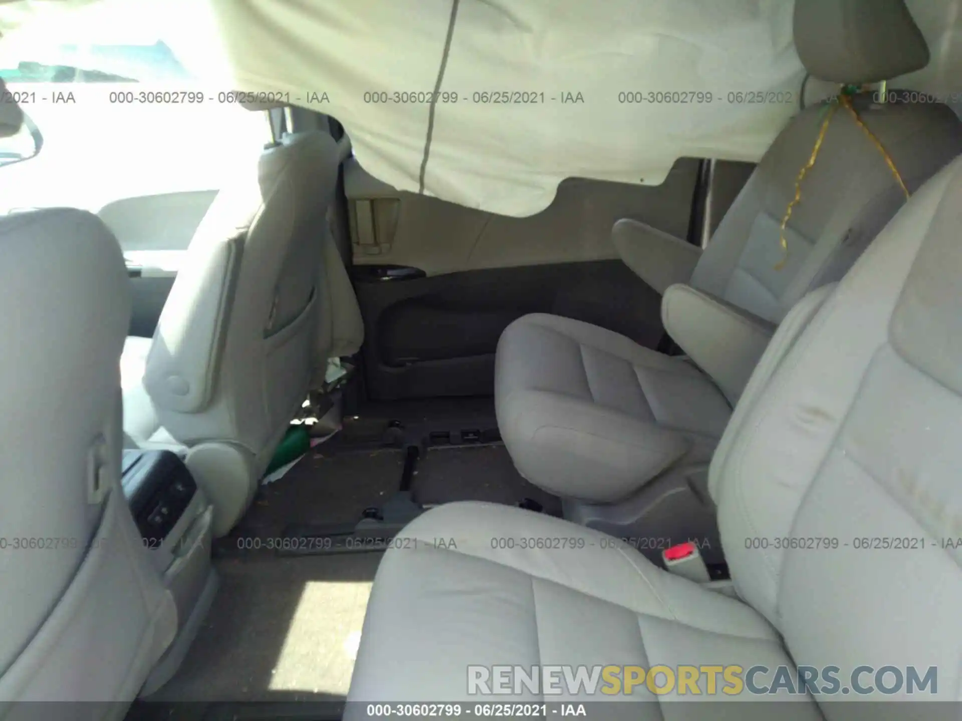 8 Photograph of a damaged car 5TDDZ3DC5KS216858 TOYOTA SIENNA 2019