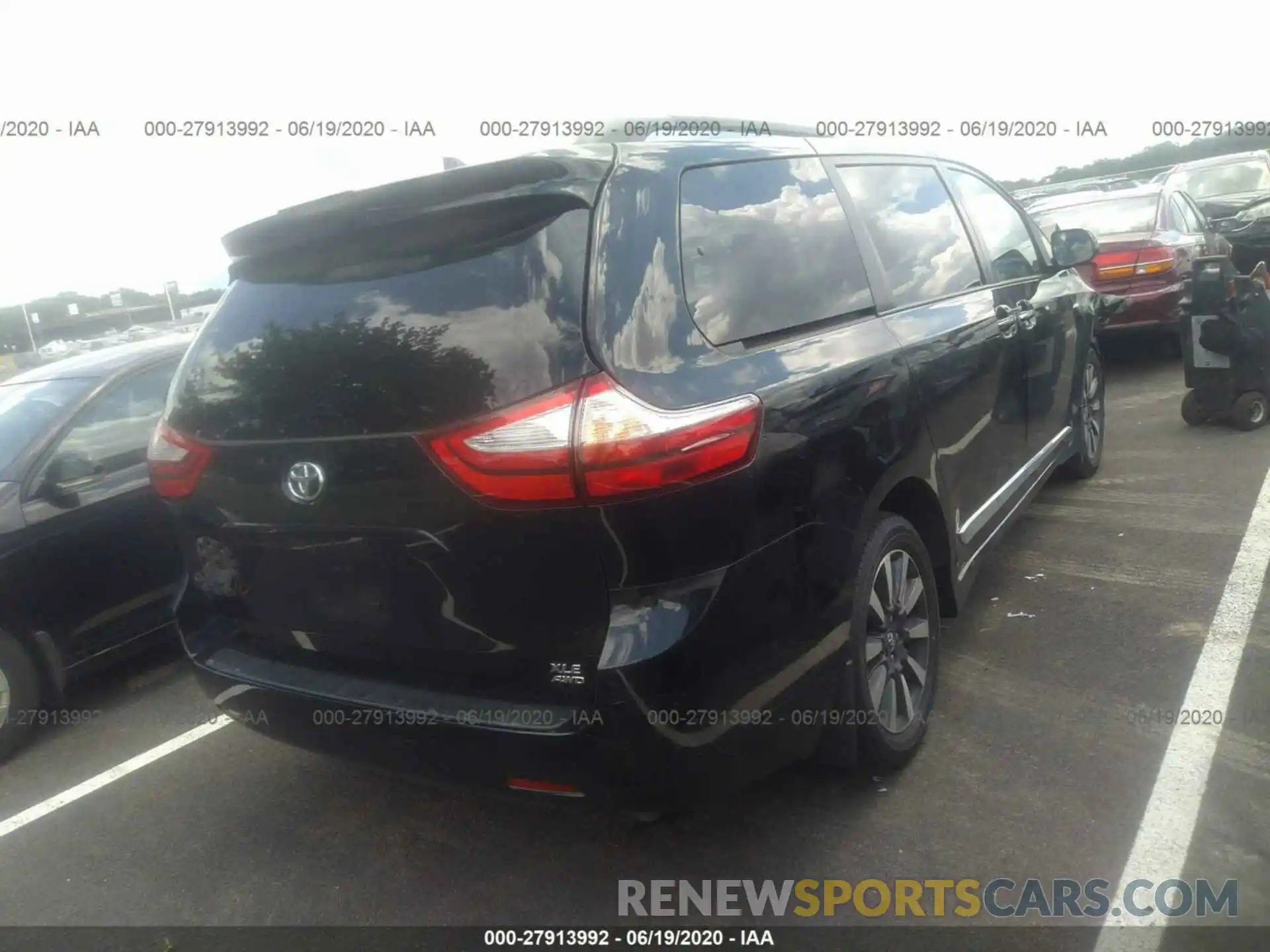 4 Photograph of a damaged car 5TDDZ3DC5KS216892 TOYOTA SIENNA 2019