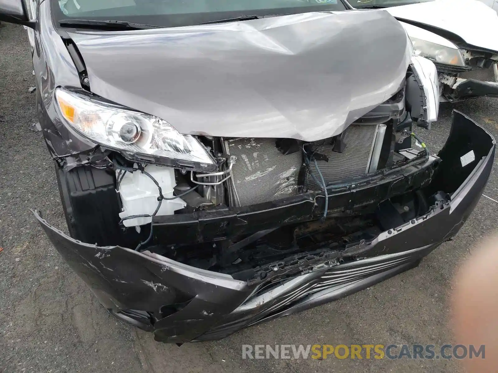 9 Photograph of a damaged car 5TDDZ3DC5KS222661 TOYOTA SIENNA 2019