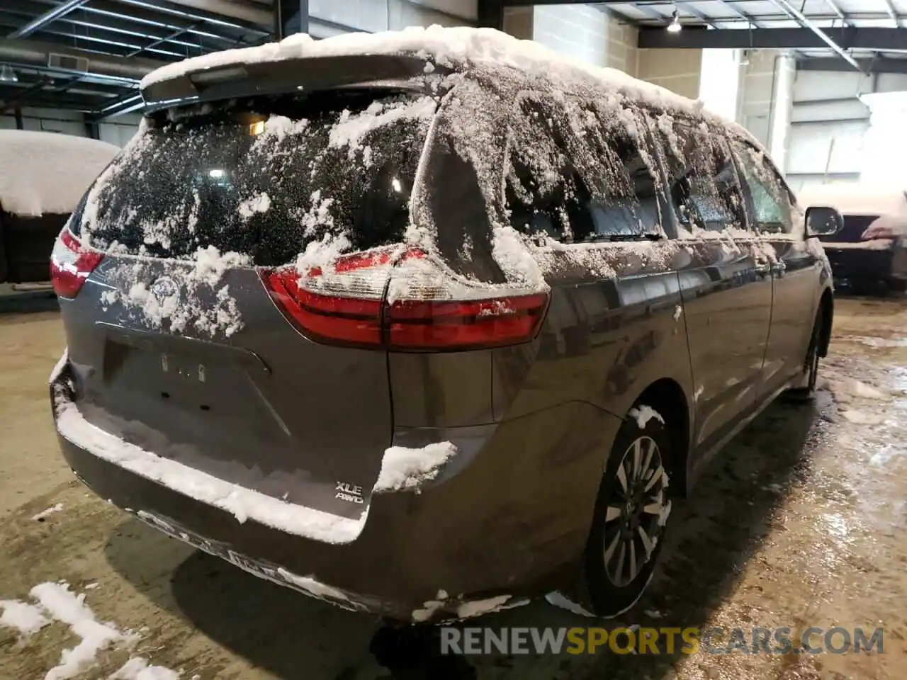 4 Photograph of a damaged car 5TDDZ3DC5KS224068 TOYOTA SIENNA 2019