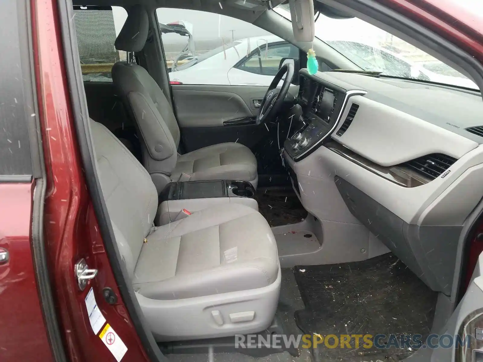 5 Photograph of a damaged car 5TDDZ3DC5KS227097 TOYOTA SIENNA 2019