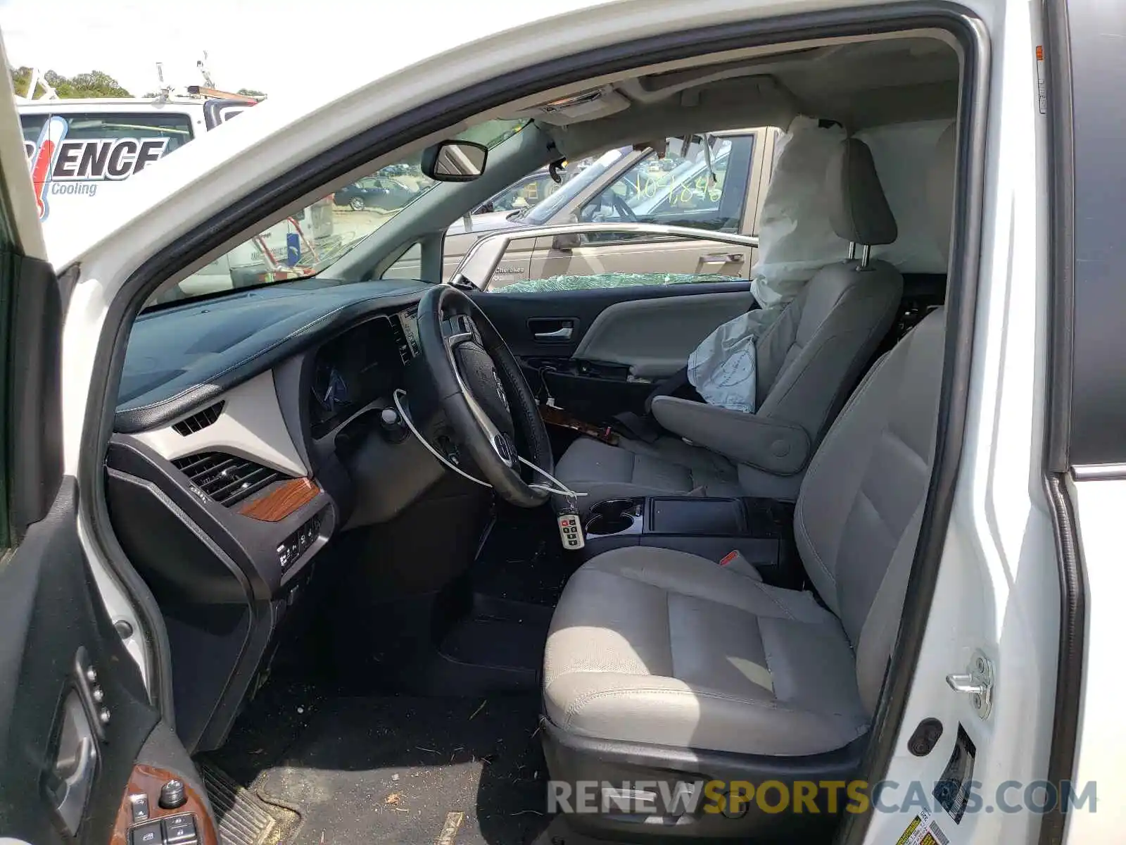 5 Photograph of a damaged car 5TDDZ3DC6KS210311 TOYOTA SIENNA 2019